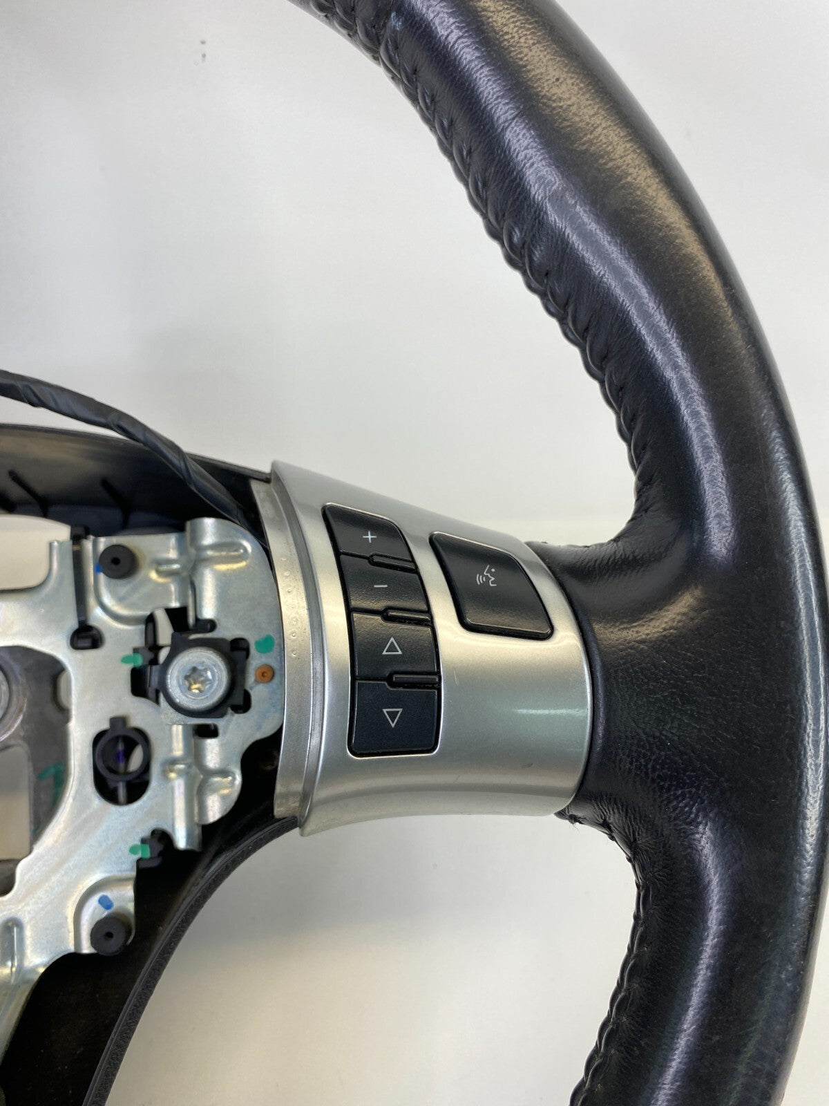 2006 2007 Saturn Vue Steering Wheel W/ Cruise Controls Switches 15292683 OEM