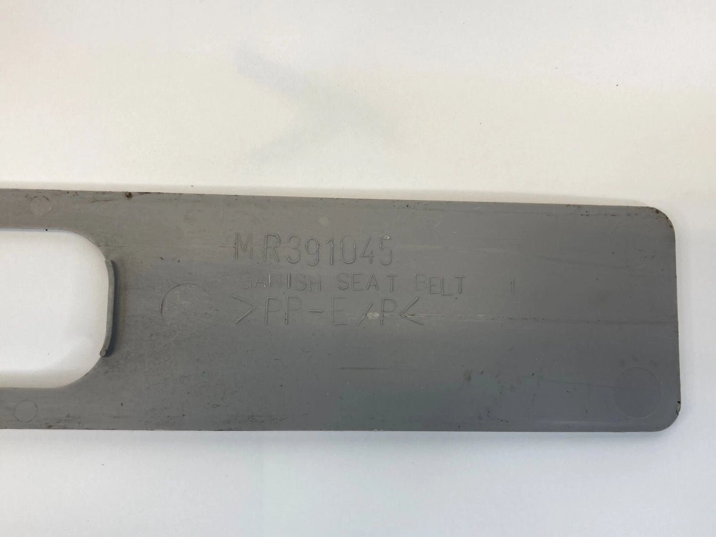 2003 2004 MITSUBISHI MONTERO SPORT LEFT CENTER PILLAR COVER TRIM MR391045 OEM