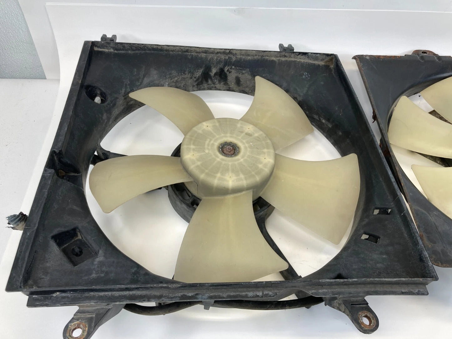 01 02 03 04 05 TOYOTA RAV4 2.0L L4 RADIATOR COOLING FAN MOTOR W/ SHROUD OEM