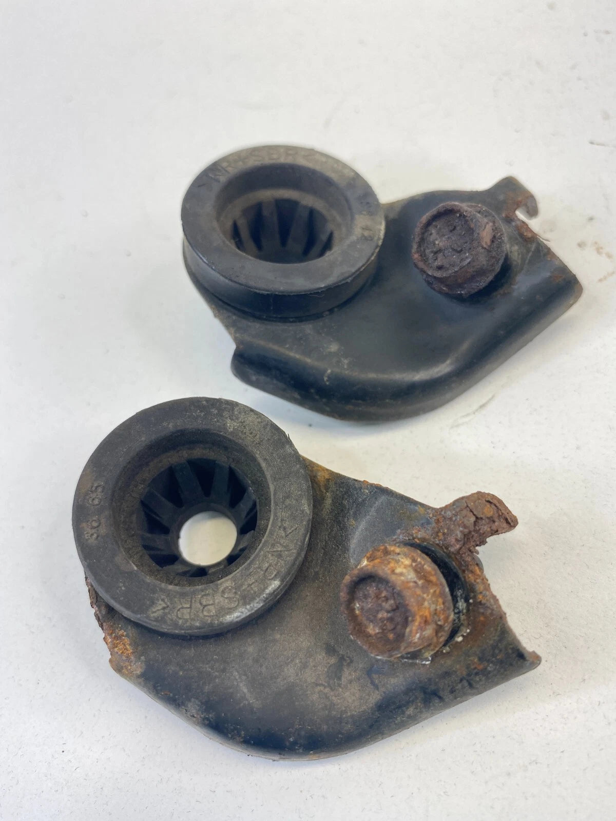 2012 12 NISSAN CUBE BASE RADIATOR MOUNT SUPPORT BRACKET SET PAIR OEM