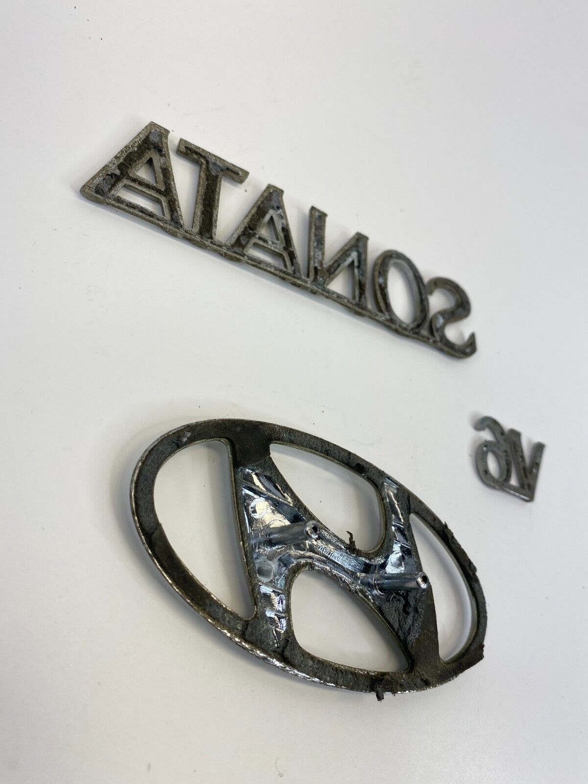 2002-2005 Hyundai Sonata V6 Rear Trunk Deck Lid Logo Emblem Badge Set OEM