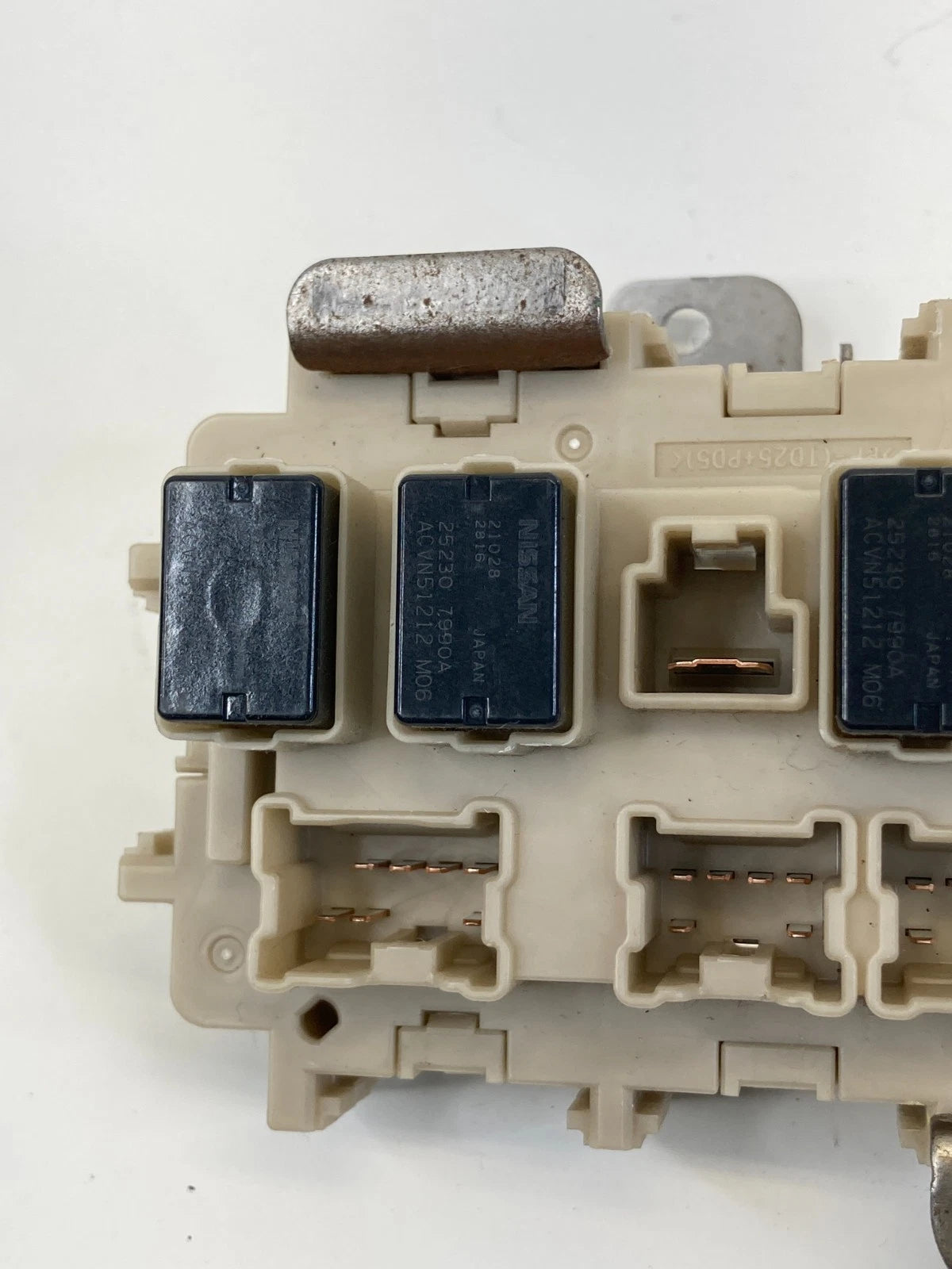 2010-2013 NISSAN ALTIMA 2.5L AT INTERIOR UNDER DASH JUNCTION FUSE RELAY BOX