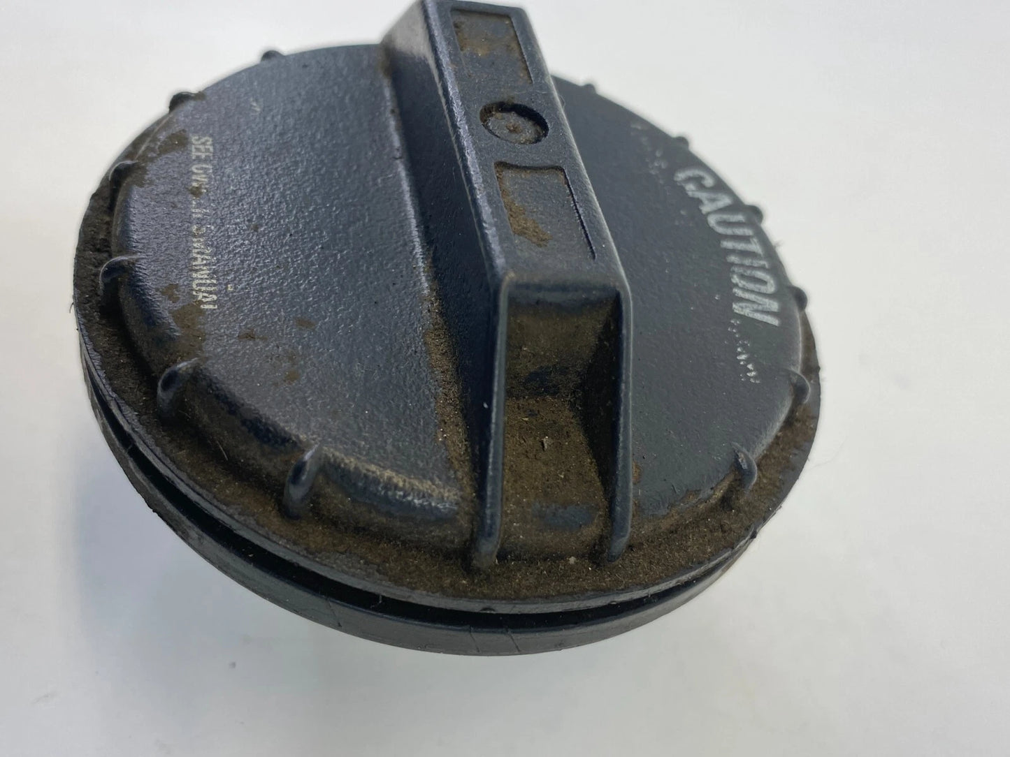 1999 2000 CADILLAC ESCALADE 5.7L FUEL TANK FILLER GAS LID COVER CAP ASSEMBLY OEM