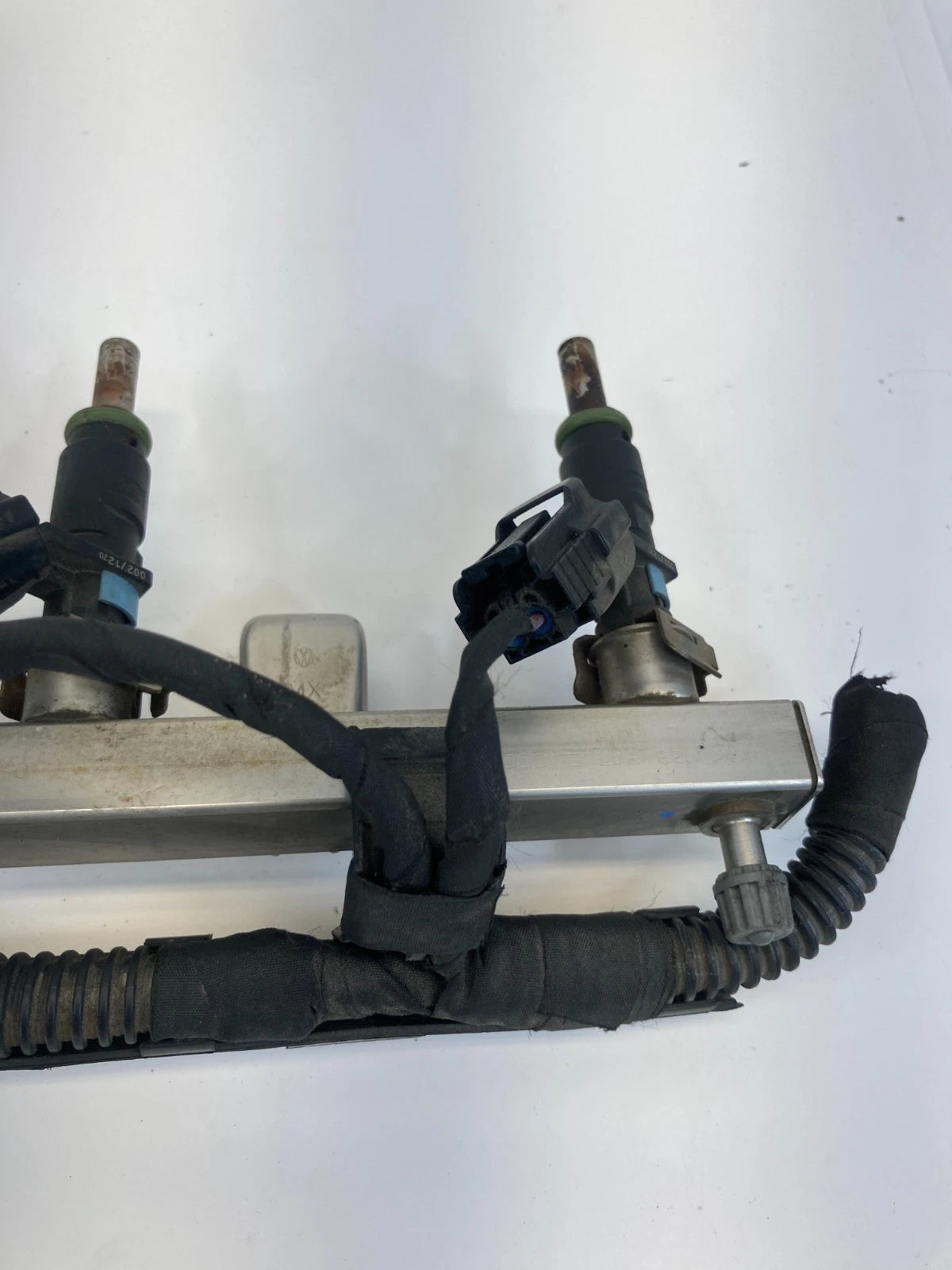 2012-2014 VOLKSWAGEN PASSAT 2.5 FUEL INJECTOR RAIL W/ 5 INJECTORS HARNESS OEM