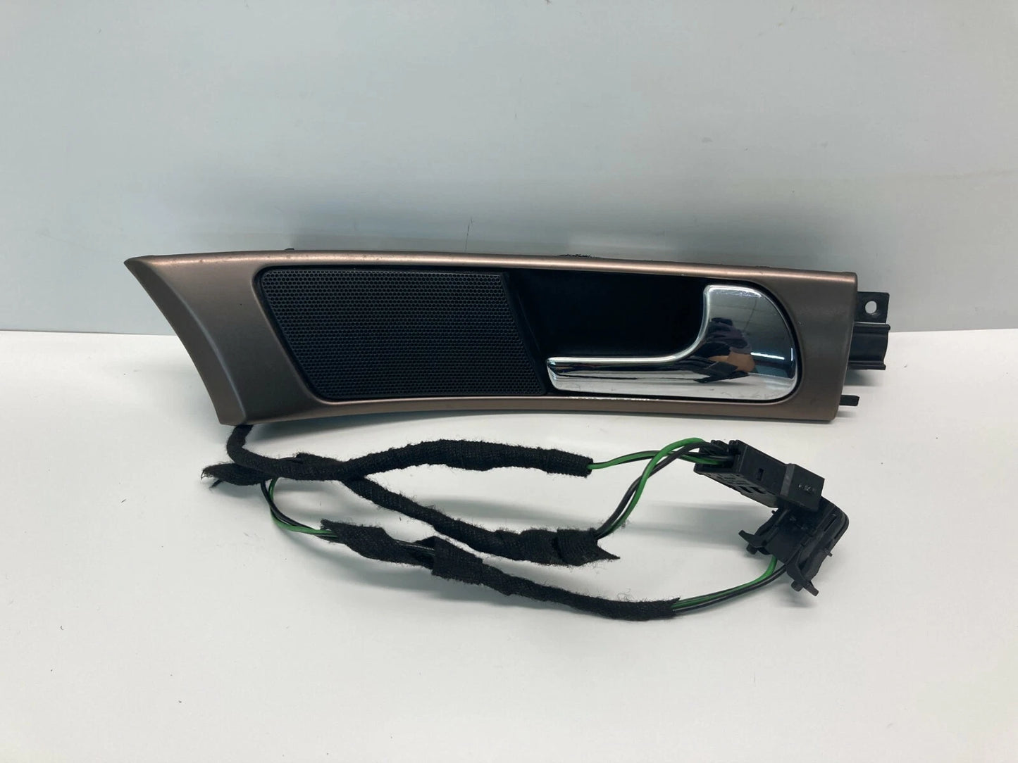 1998-2004 AUDI A6 FRONT RIGHT INTERIOR DOOR HANDLE WITH TWEETER OEM 4B0-837-020