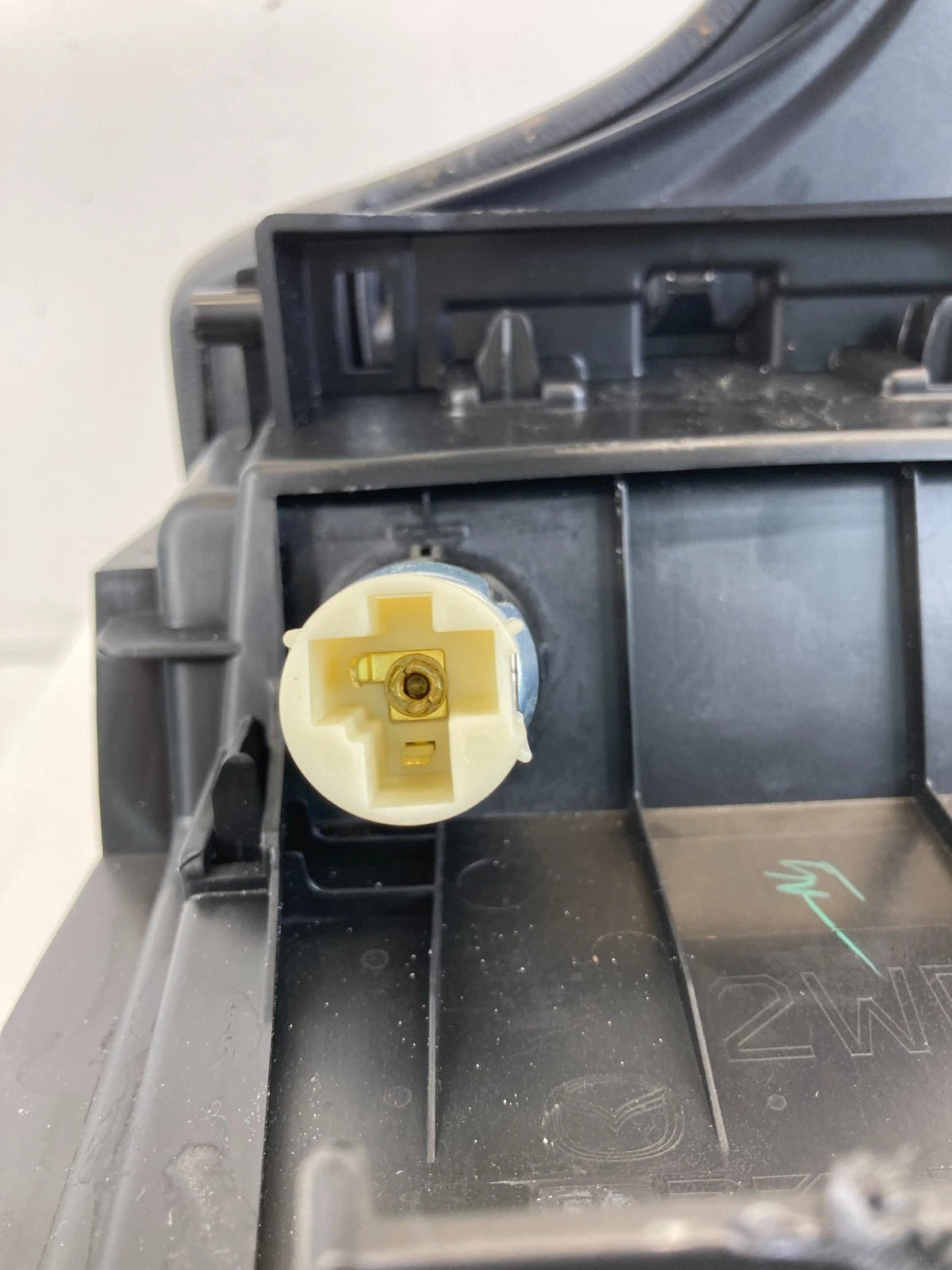 2014-2016 MAZDA 3 CENTER CONSOLE ARMREST STORAGE LID COVER ASSEMBLY BLACK OEM