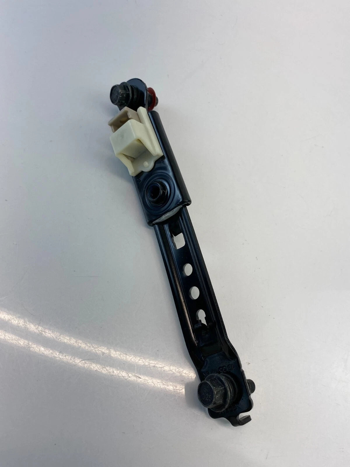 2011-2016 HYUNDAI ELANTRA FRONT SEAT BELT ADJUSTER HEIGHT BRACKET SUPPORT OEM