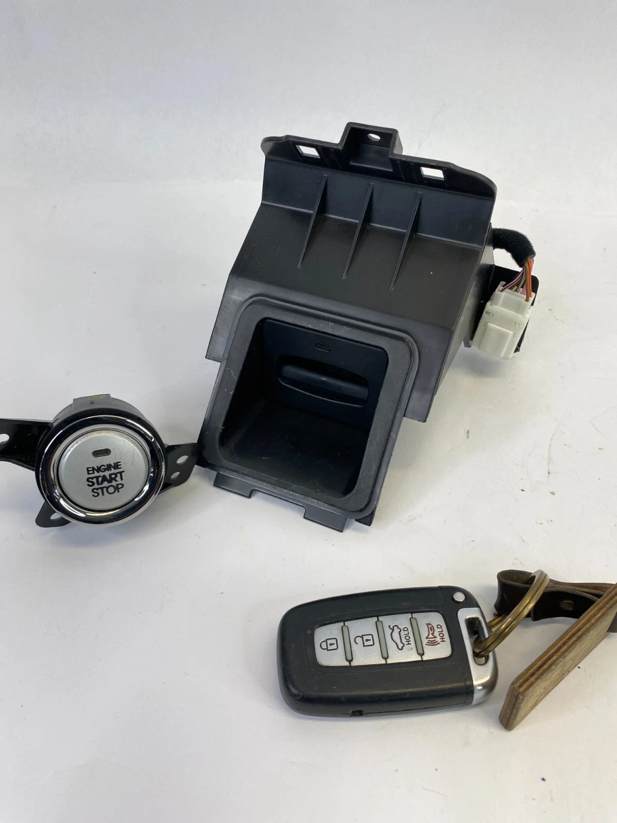 11-14 HYUNDAI SONATA ENGINE START STOP PUSH BUTTON & KEY FOB HOLDER 95430-3S500