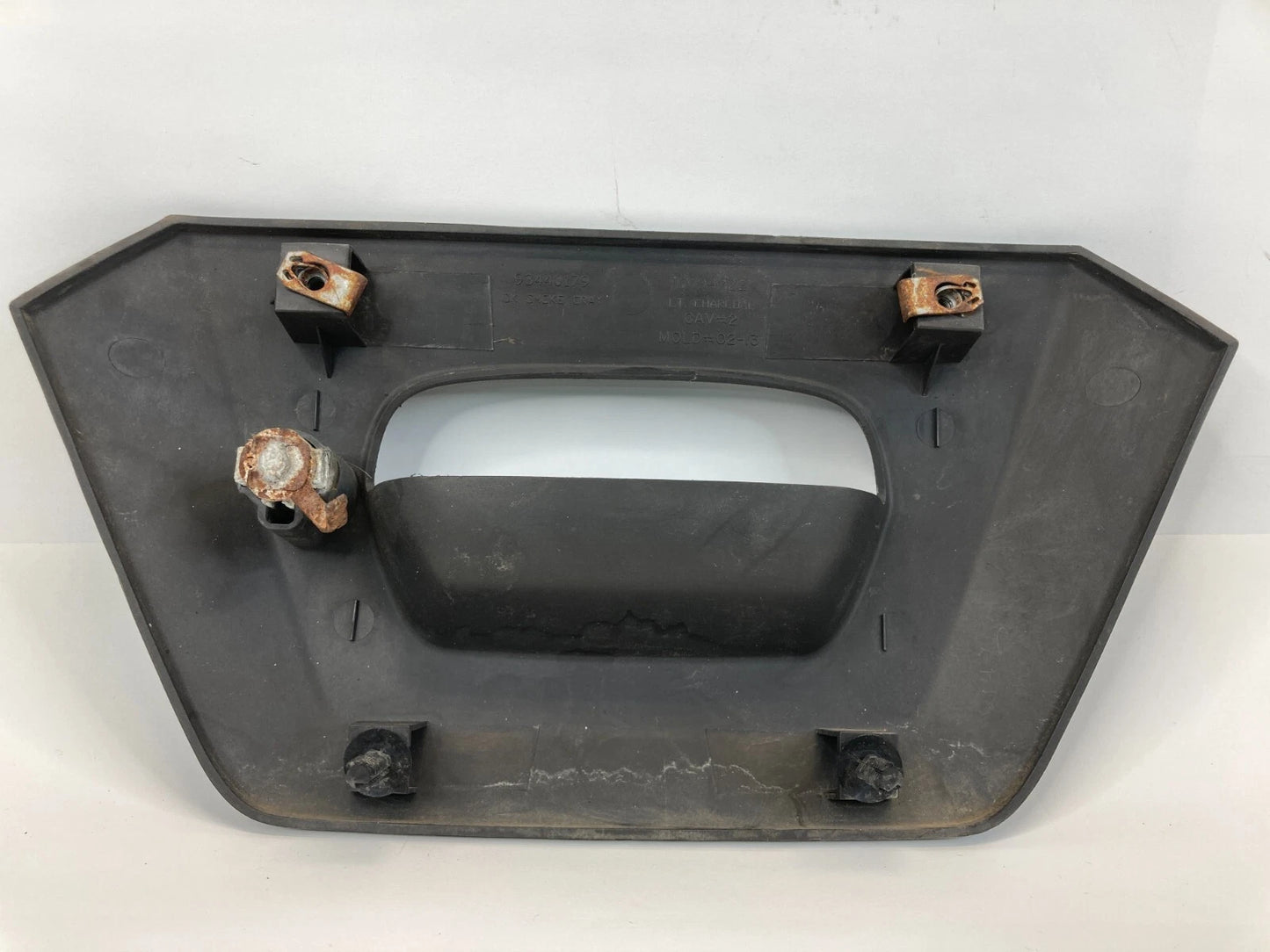 03 04 05 06 CHEVROLET AVALANCHE 1500 TAILGATE LATCH HANDLE BEZEL 93440179 OEM