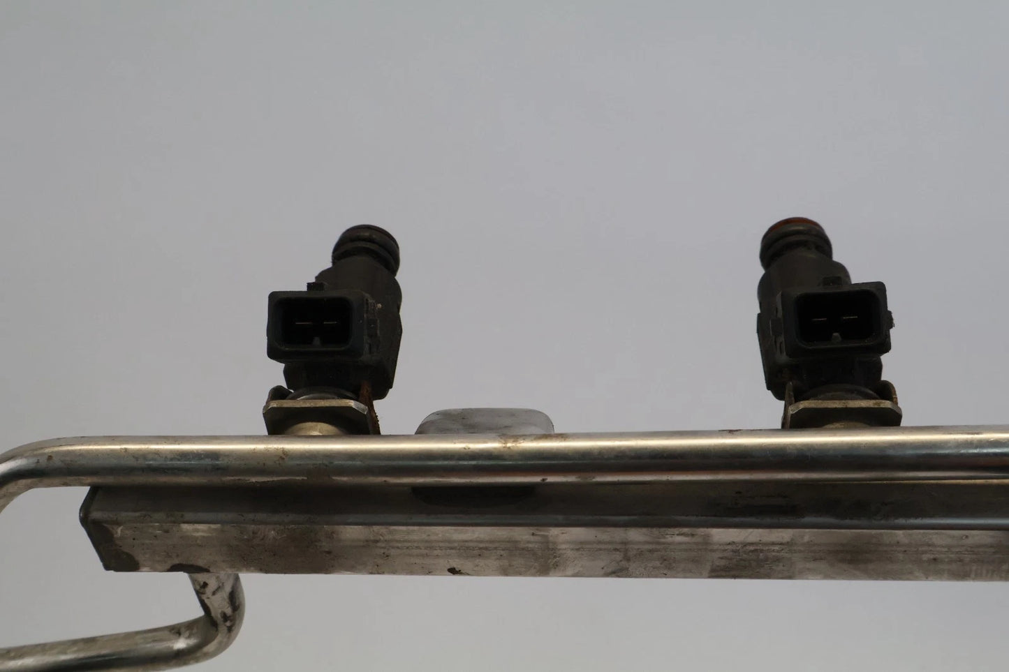 2002-2004 VOLKSWAGEN JETTA AT FUEL INJECTION RAIL W/ INJECTORS 06A-133-681-B