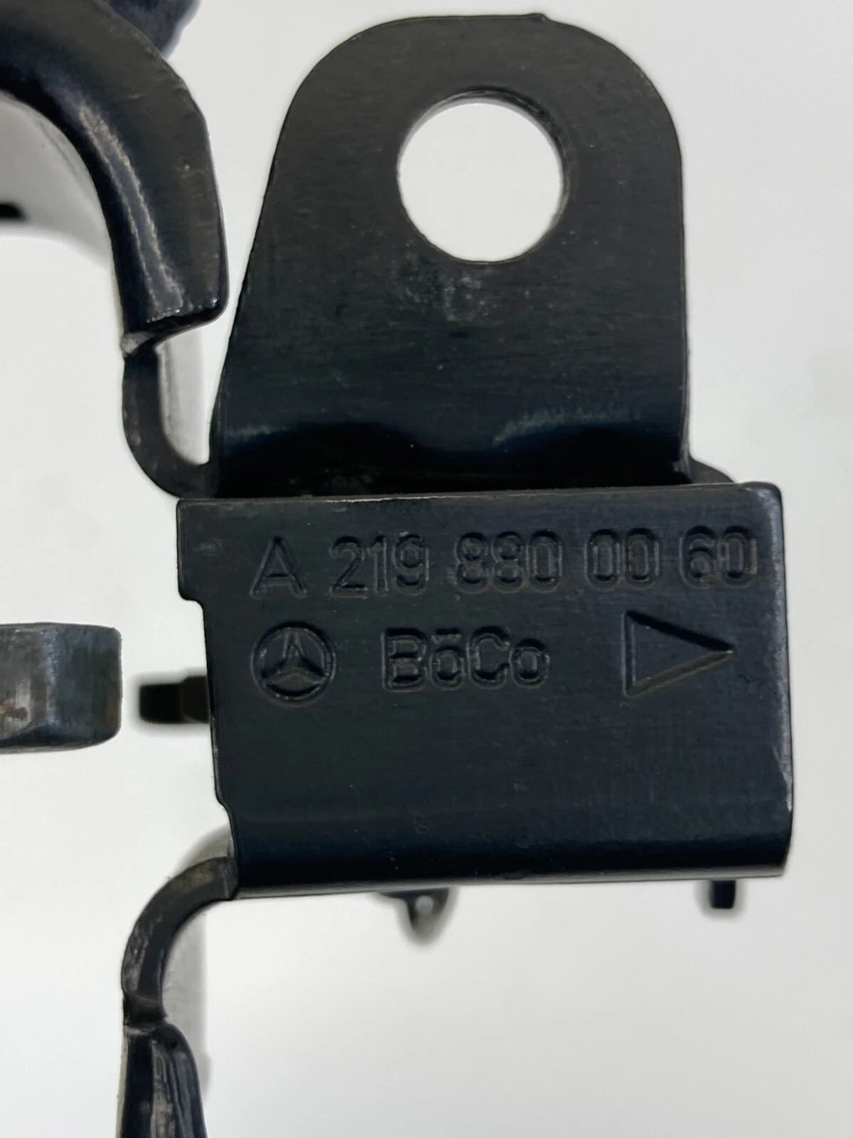 2006-2011 MERCEDES-BENZ CLS500 LEFT SIDE HOOD LOCK LATCH STRIKER 2198800060 OEM