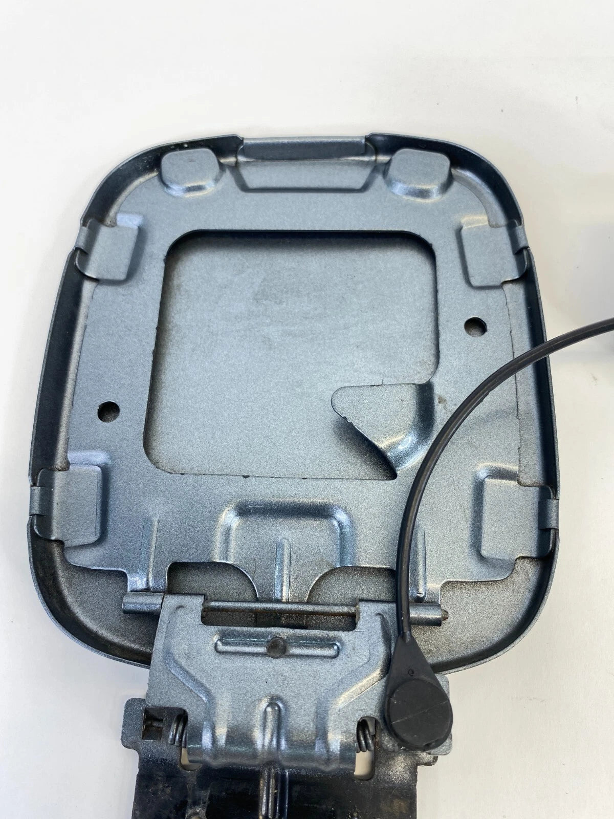 2002-2007 SATURN VUE FUEL FILLER DOOR LID WITH TETHER CAP REAR LEFT OEM FACTORY
