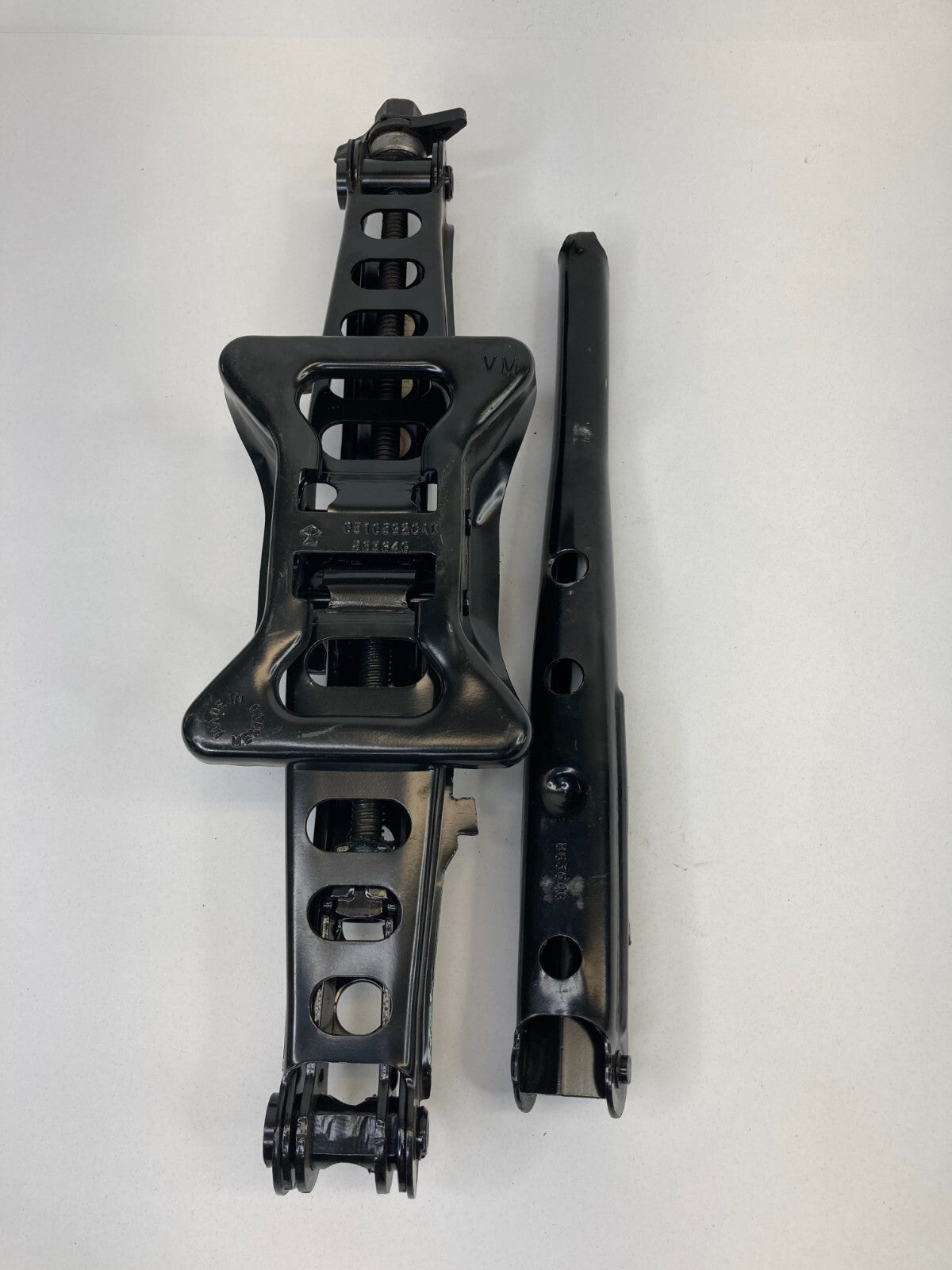 08-12 Caliber 07-17 Compass Patriot Emergency Scissor Jack & Tool Lug 05105920AD