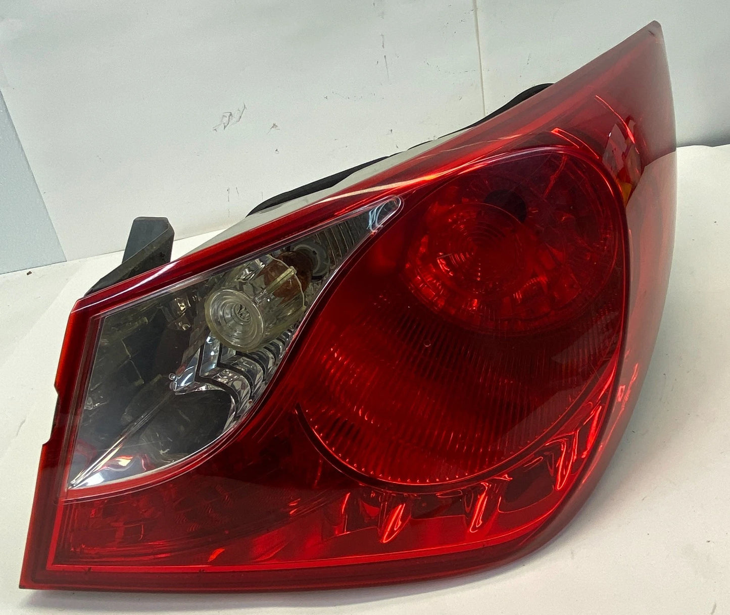 2011-2014 HYUNDAI SONATA TAILLIGHT LAMP RH PASSENGER OUTER OEM FACTORY 92402-3Q