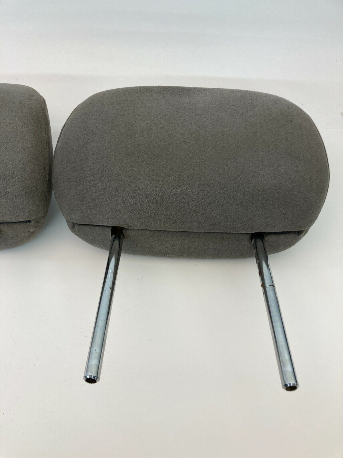 2004-2006 Nissan Sentra Front Left & Right Seat Headrest Head Rest Pair Set