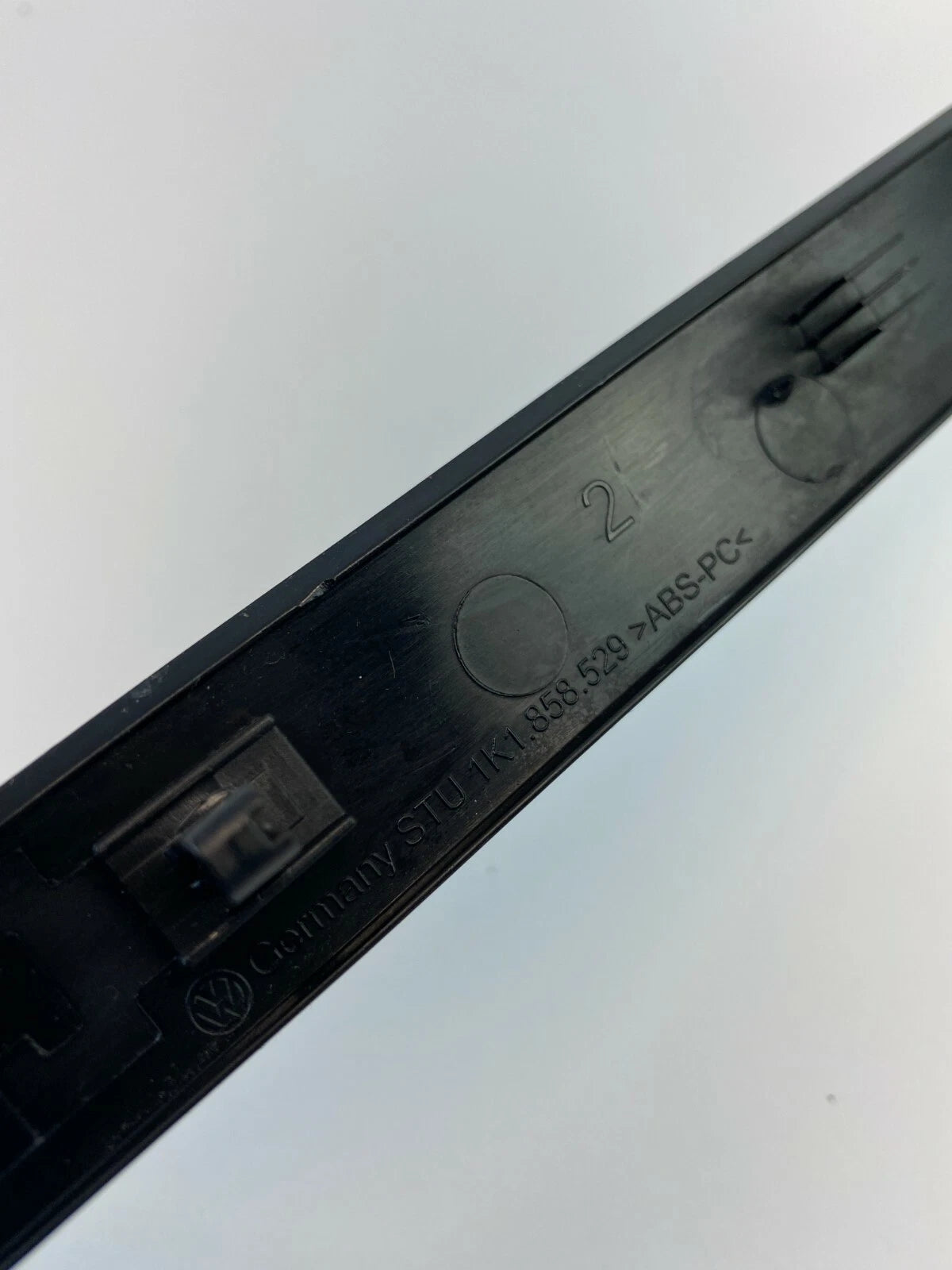 2006-2010 VOLKSWAGEN JETTA DASH RIGHT GLOVE BOX MOLDING TRIM BEZEL 1K1858529 OEM