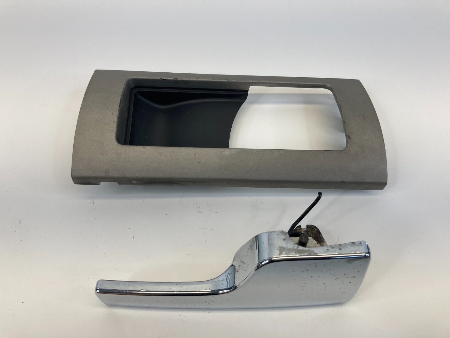 2003-2006 Lincoln Navigator Rear Right Side Inner Door Handle w/ Bezel