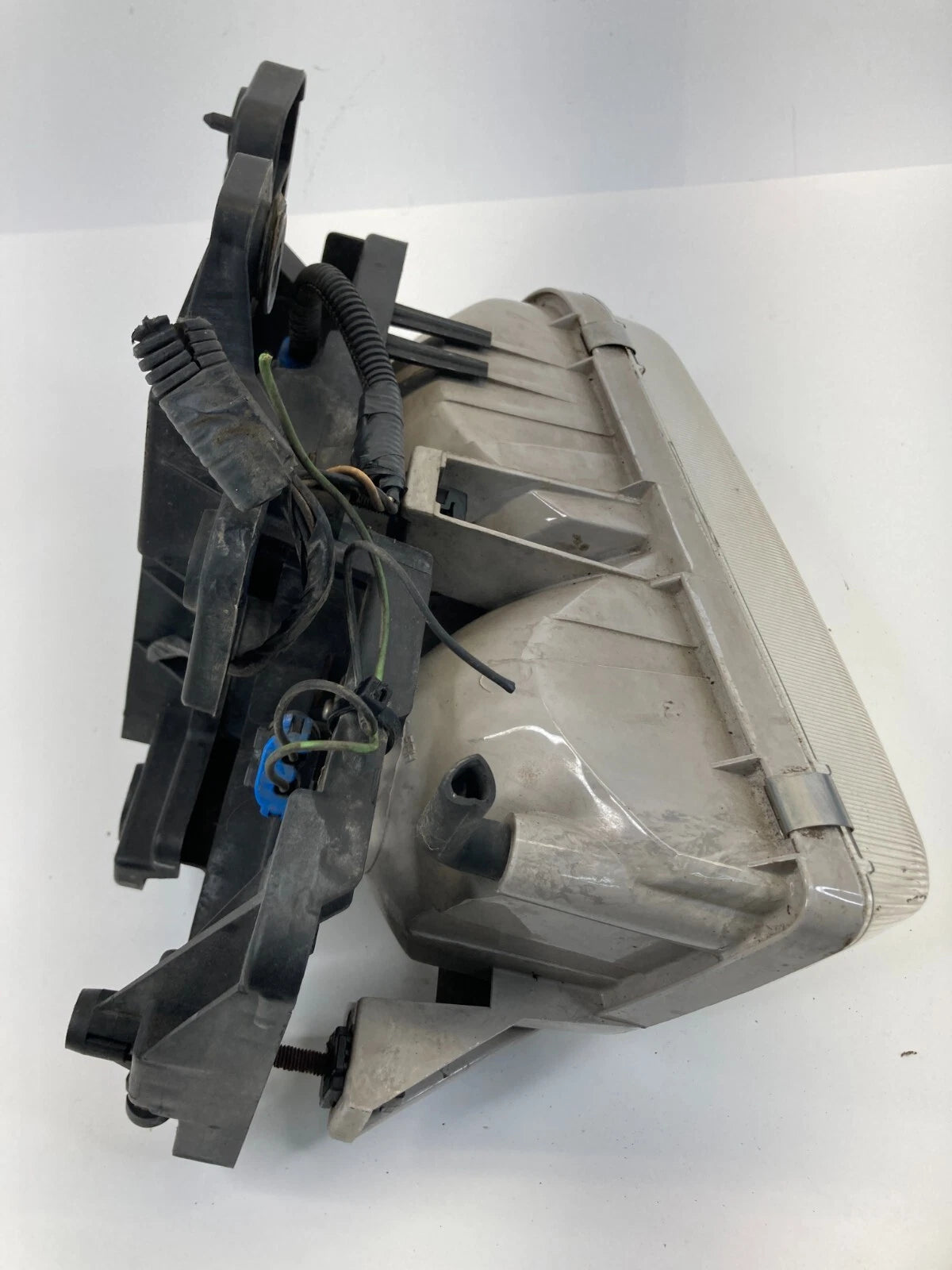 1999 2000 CADILLAC ESCALADE FRONT RIGHT SIDE HEADLIGHT HEADLAMP 15738658 OEM