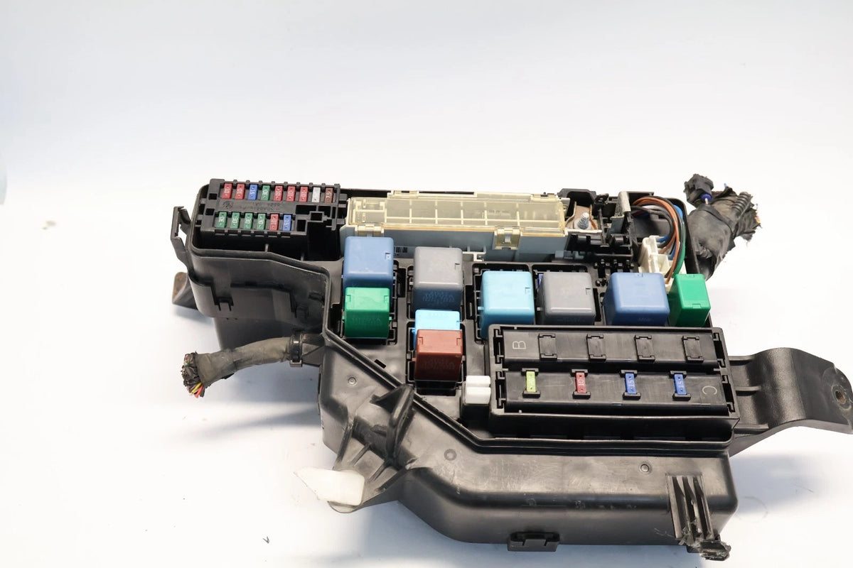 2004-2009 TOYOTA PRIUS UNDER HOOD FUSE RELAY JUNCTION BOX FRONT LEFT 82730-47300