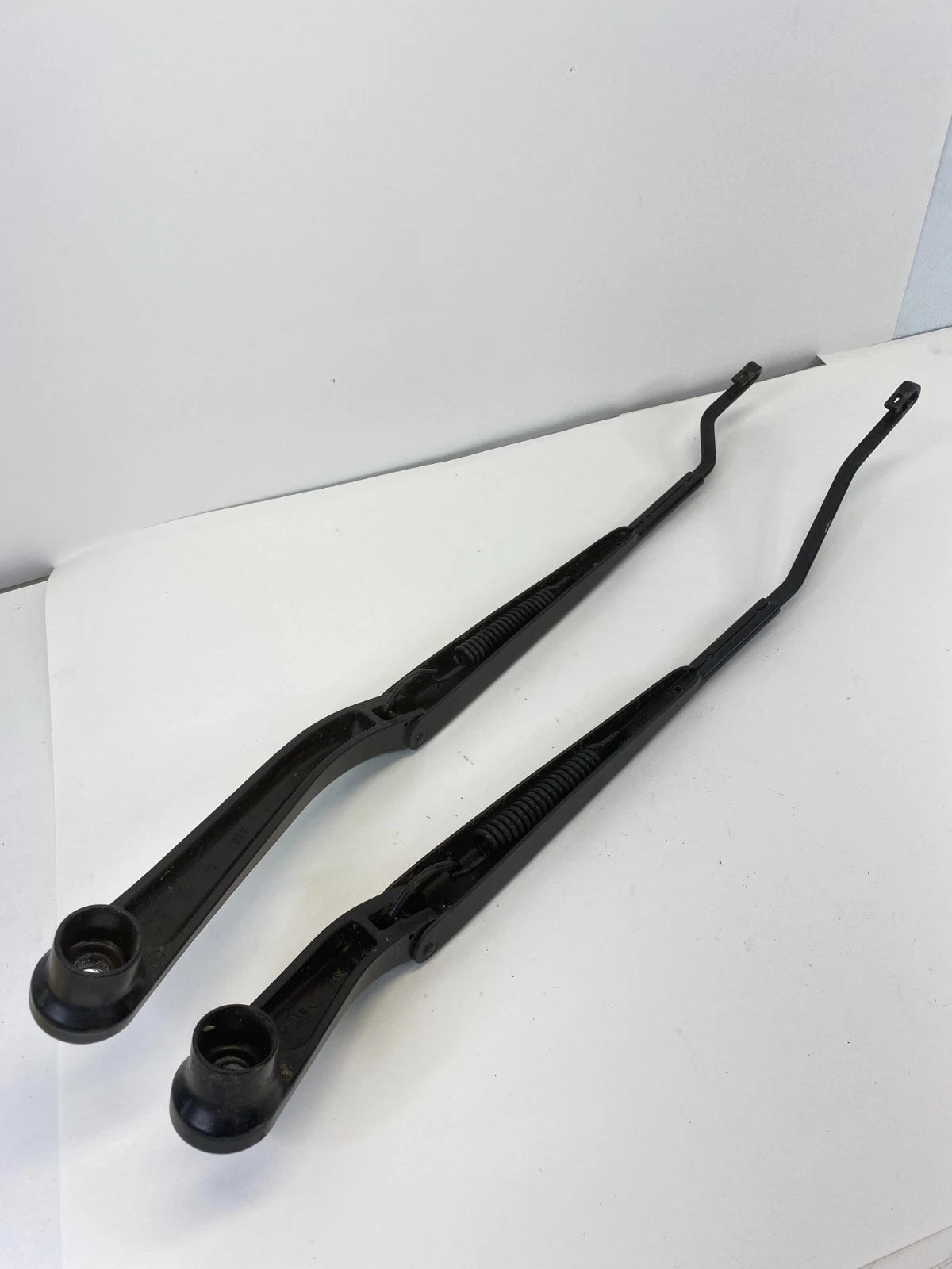 2005-2010 CHRYSLER 300 FRONT RIGHT & LEFT WINDSHIELD WIPER ARM PAIR SET OEM