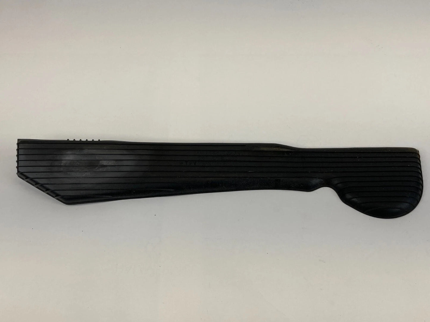 2012-2014 VOLKSWAGEN PASSAT FRONT LEFT SIDE STORAGE RUBBER INSERT MAT 561868133
