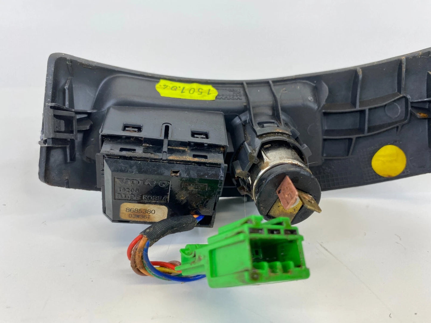 04-07 VOLVO S40 CENTER CONSOLE TRACTION SWITCH POWER OUTLET W/ BEZEL 8685380 OEM