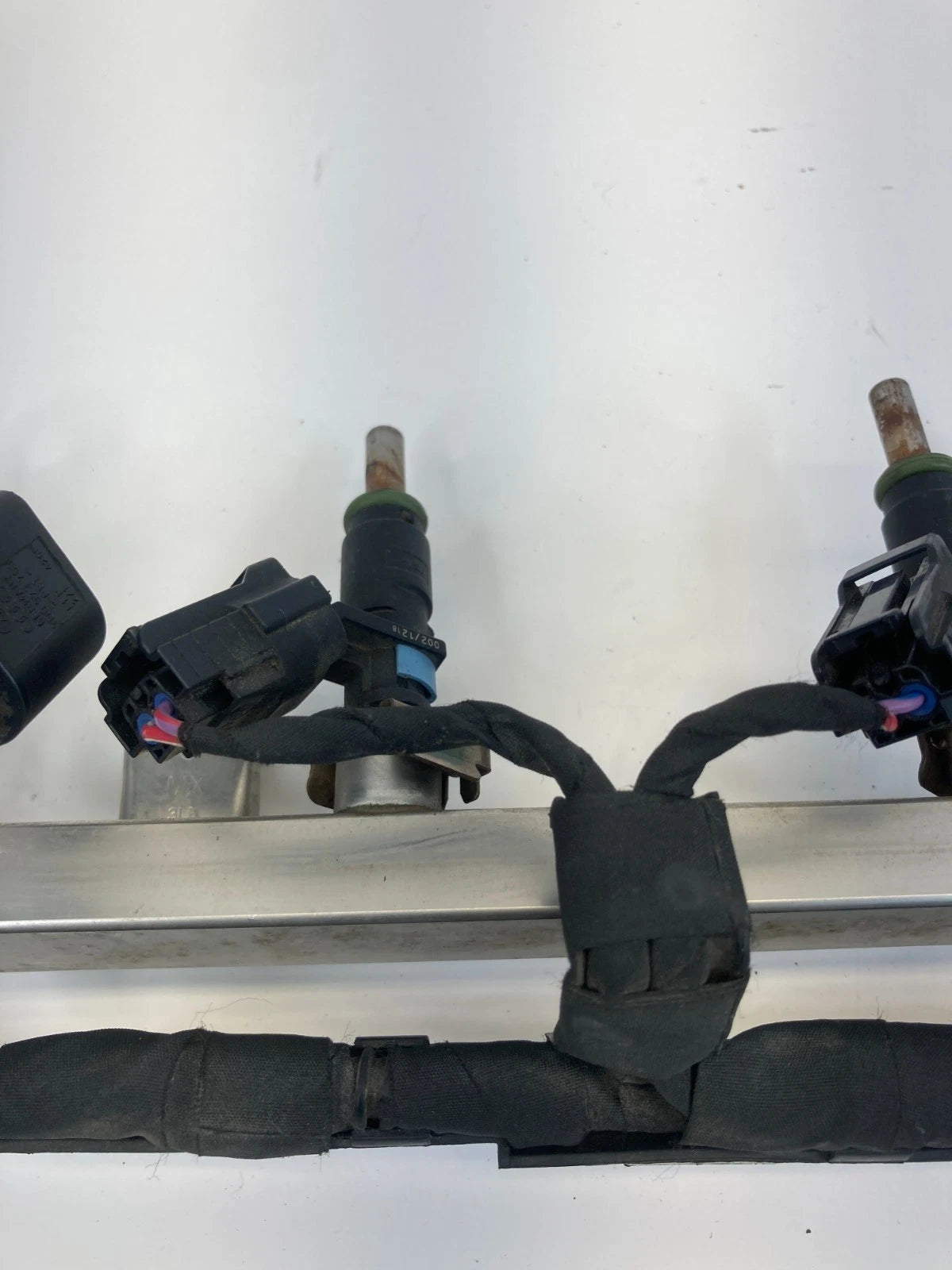 2012-2014 VOLKSWAGEN PASSAT 2.5 FUEL INJECTOR RAIL W/ 5 INJECTORS HARNESS OEM