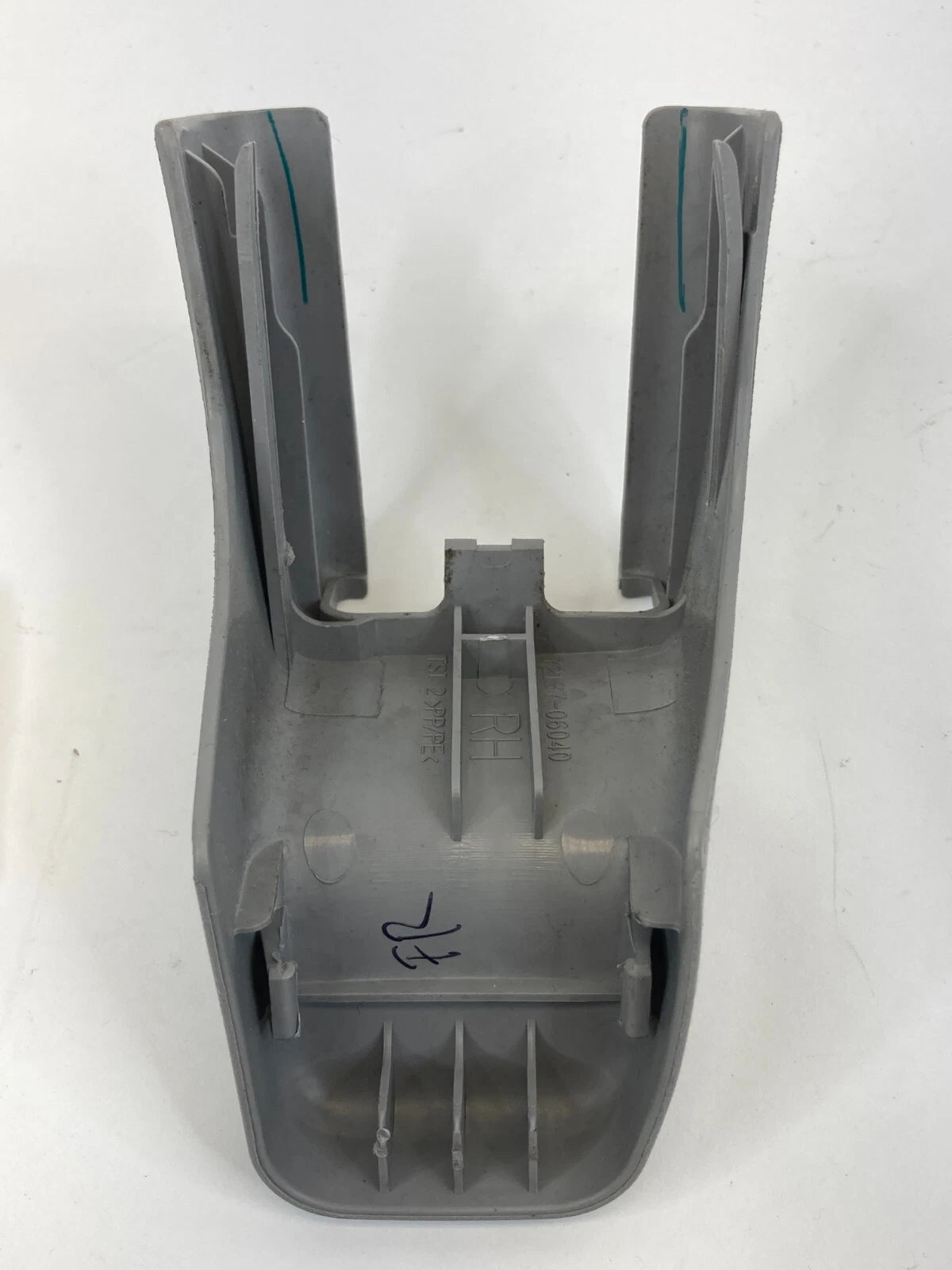 07-11 TOYOTA CAMRY FRONT RIGHT SIDE SEAT RAIL TRACK END COVER TRIM 72137-06040