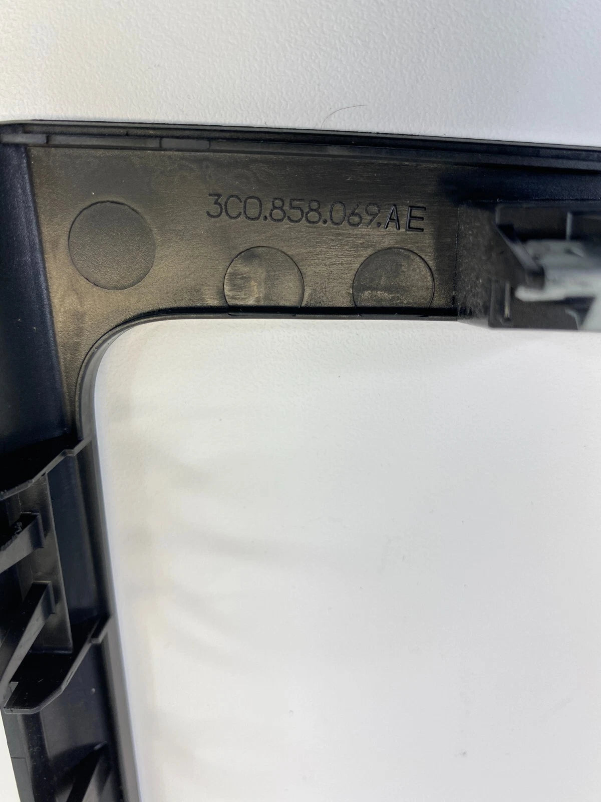 2009-2011 VOLKSWAGEN CC CENTER DASH RADIO PANEL TRIM COVER BEZEL 3C0-858-069 OEM