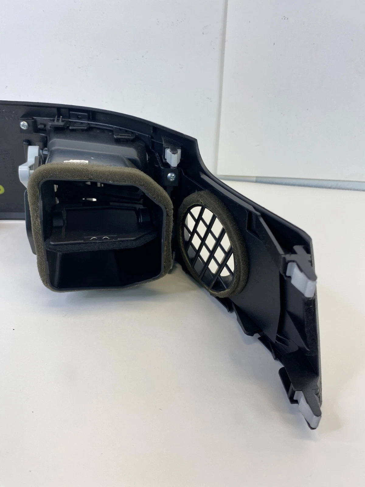 2007-2011 HONDA CR-V RIGHT PASSENGER SIDE DASH AIR VENT BEZEL 77630-SWA-A0 OEM