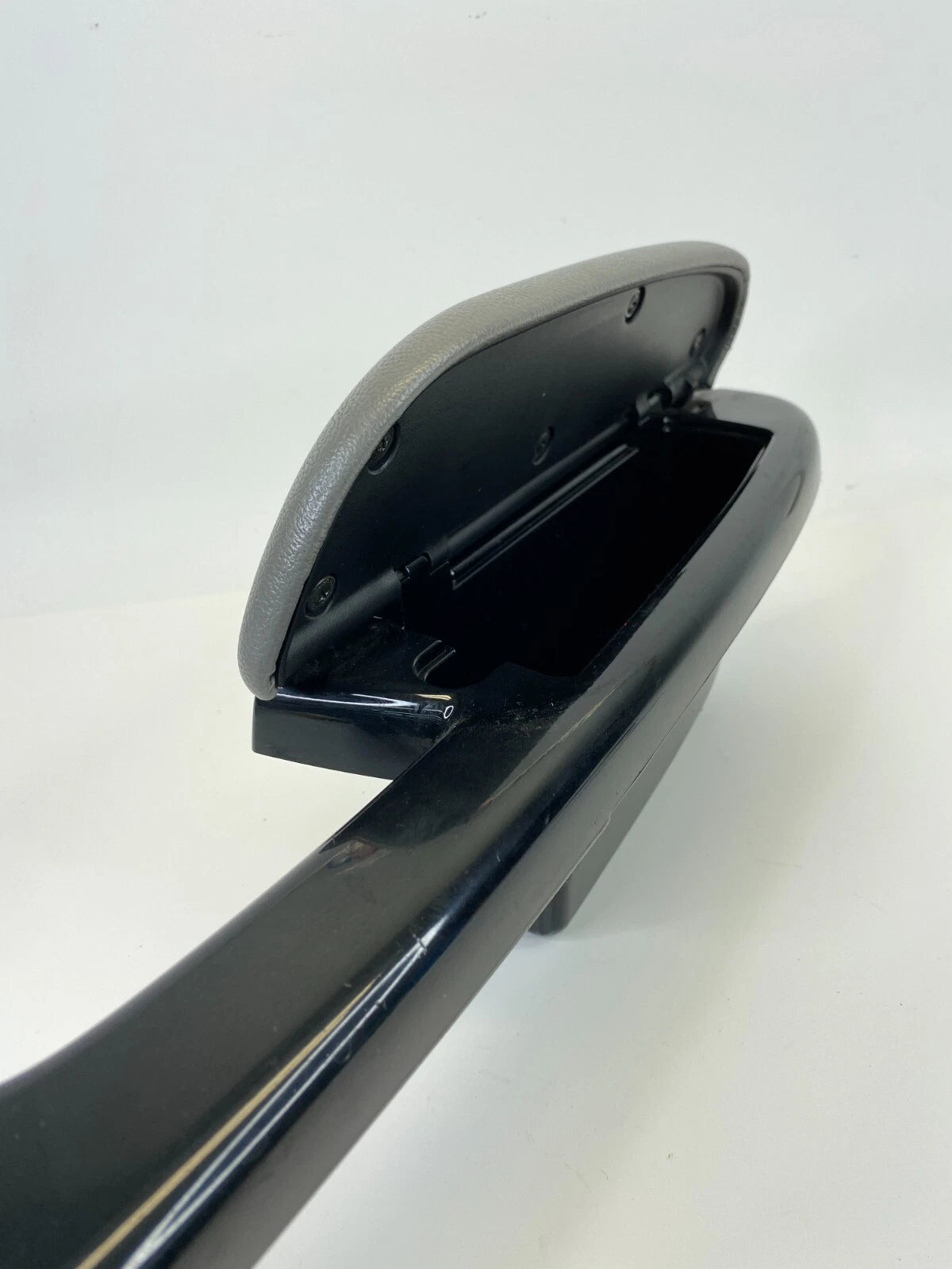 04-10 TOYOTA SIENNA FRONT RIGHT SIDE DOOR ARMREST W/ WINDOW SWITCH 74231-AE011