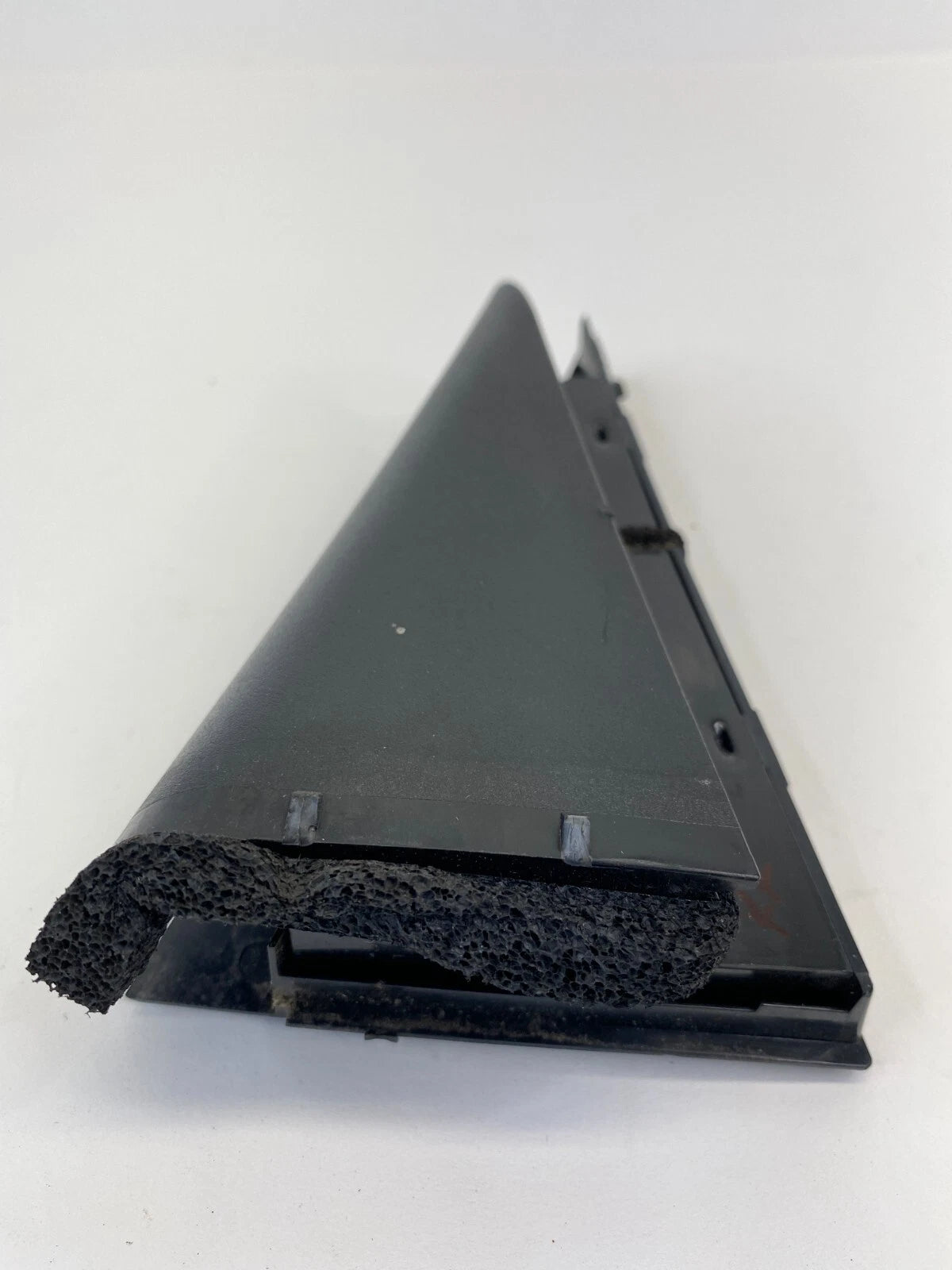 2008-2013 NISSAN ROGUE REAR RIGHT DOOR INNER CORNER WINDOW GLASS COVER CHANNEL