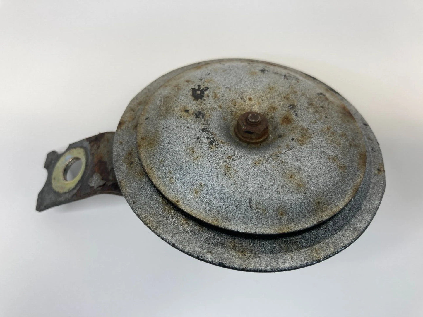 2000-2004 MITSUBISHI MONTERO SPORT HORN ALARM NOTE TONE SIREN E200933 OEM