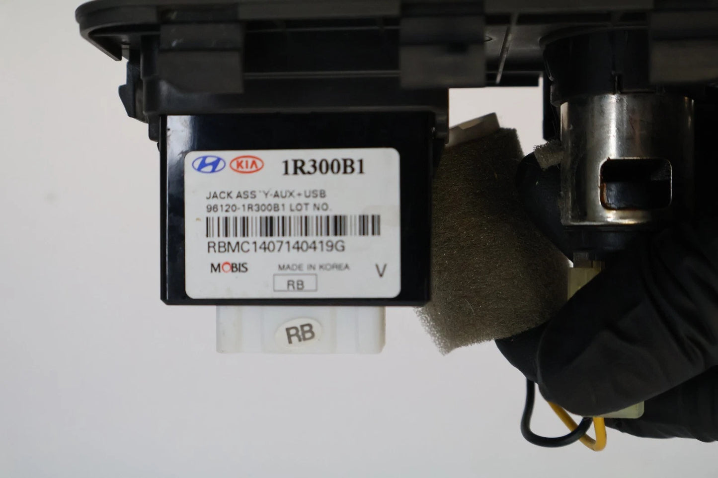 2012-2017 HYUNDAI ACCENT JACK AUX USB PORT CONNECTOR BEZEL ASSY 84621-1R200 OEM