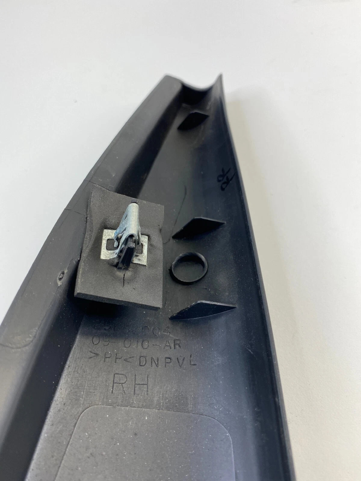 2009-2012 CHEVROLET TRAVERSE REAR RIGHT DOOR INNER FRAME CORNER COVER 25852004