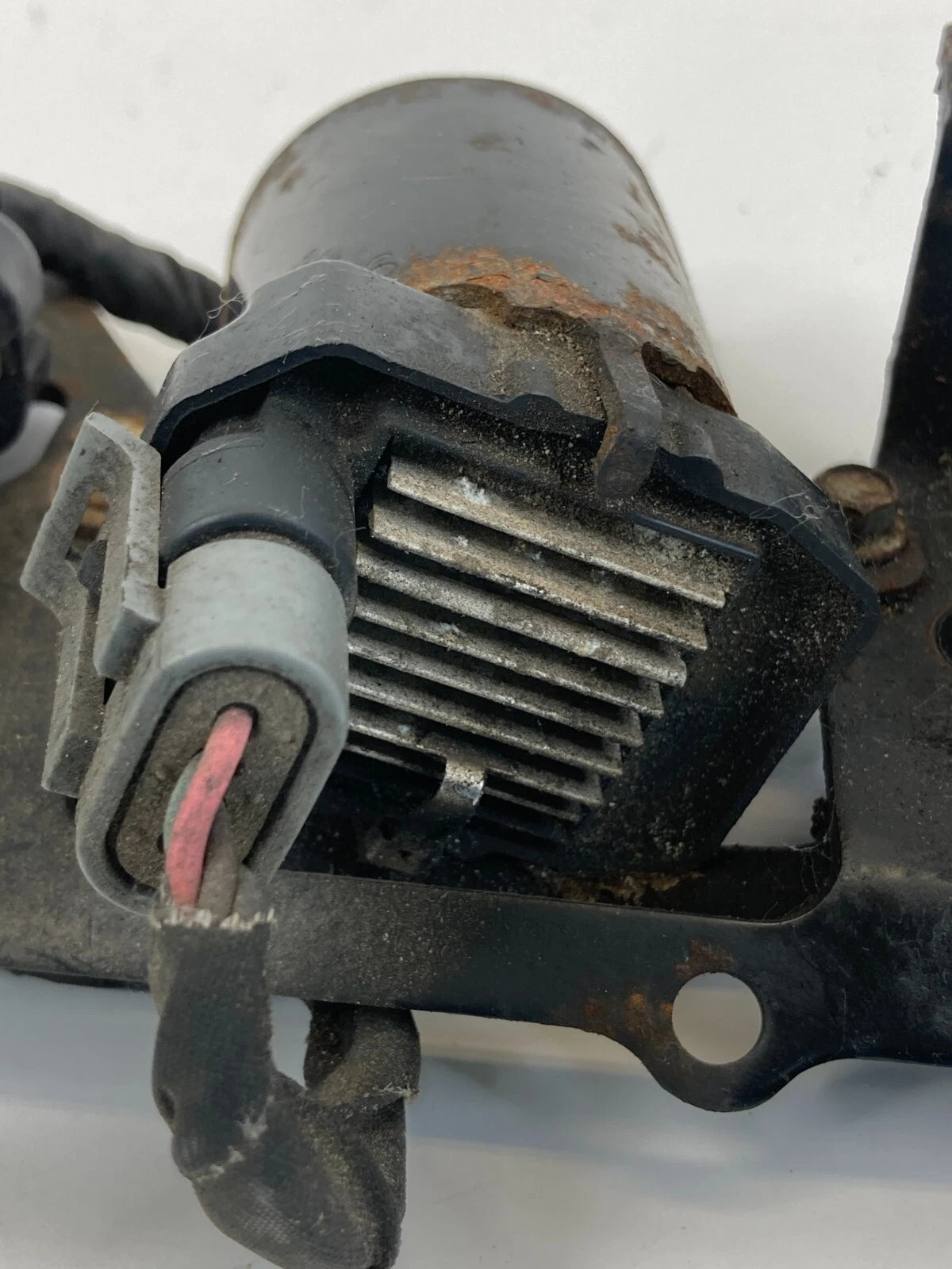 00-06 CHEVY TAHOE GMC YUKON LEFT ENGINE IGNITION COIL IGNITER PACK BRACKET SET