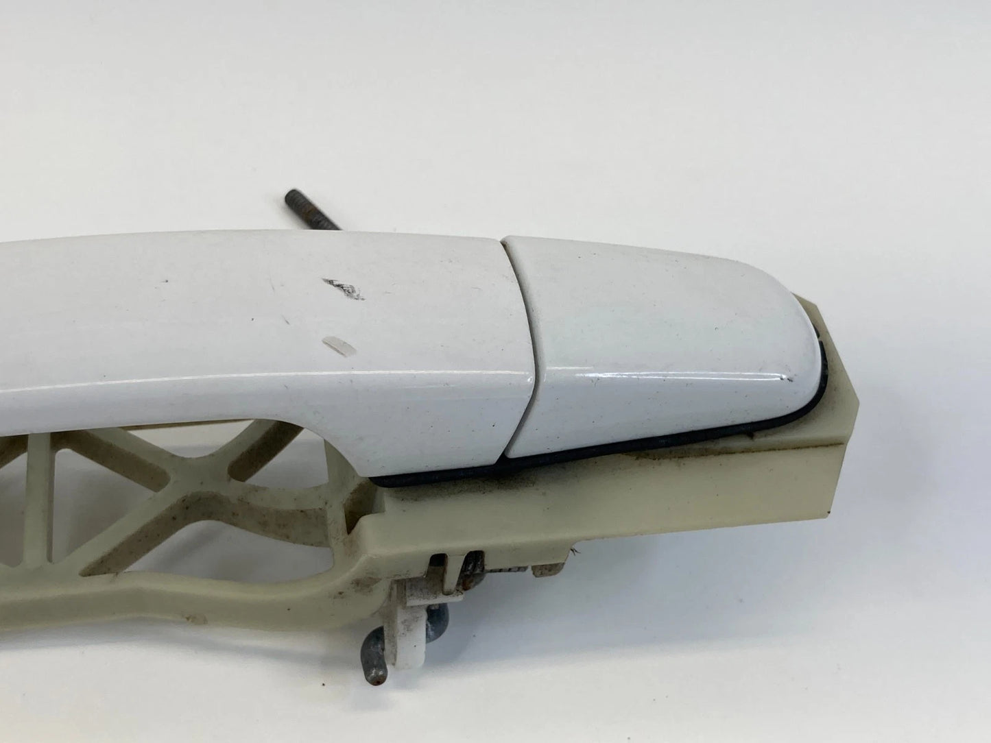 05-10 PONTIAC G6 REAR RIGHT EXTERIOR DOOR HANDLE ASSEMBLY 8554 WHITE OEM