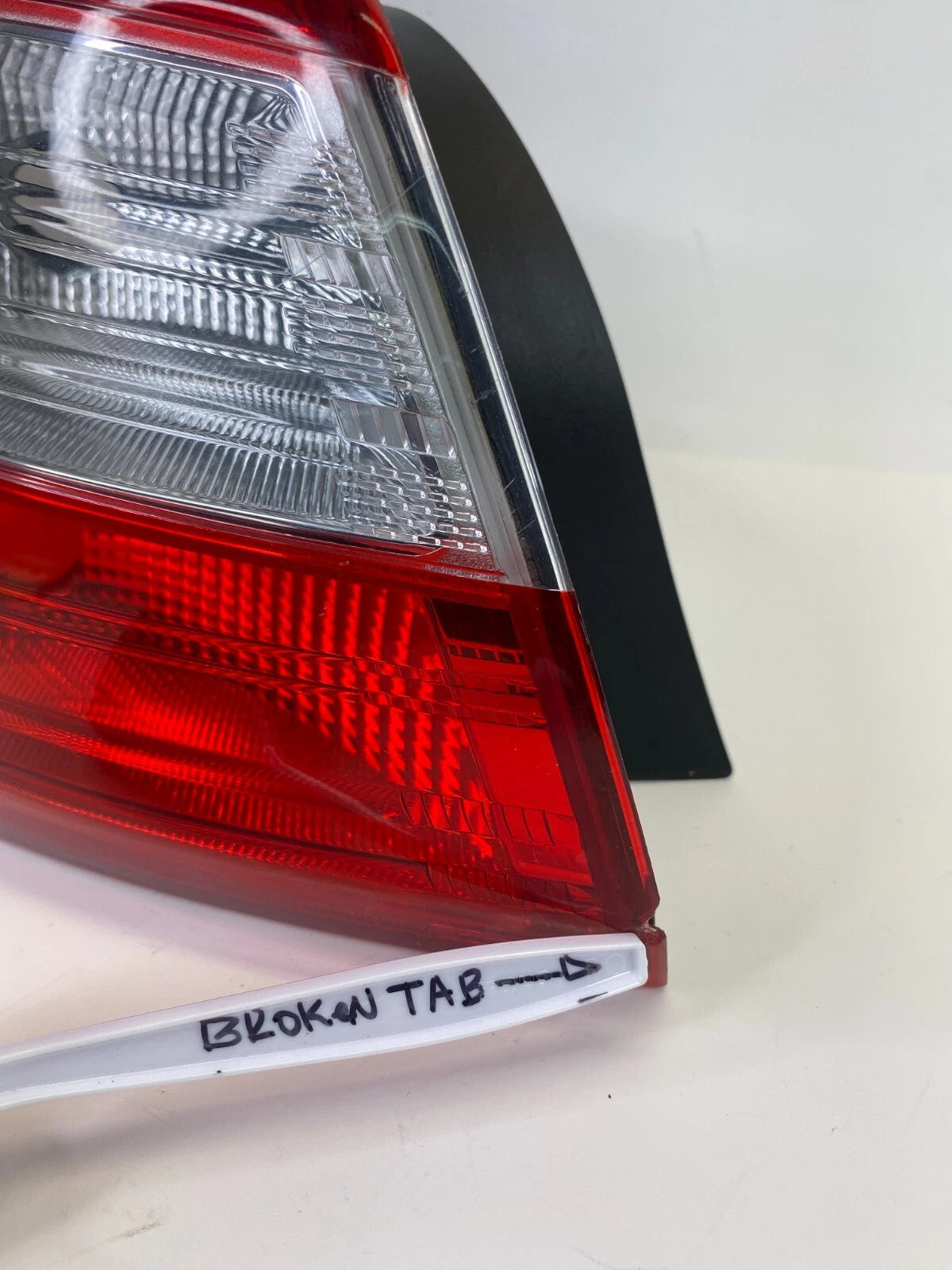 2012-2014 FORD FOCUS LEFT SIDE QUARTER PANEL OUTER TAIL LIGHT TAIL LIGHT OEM