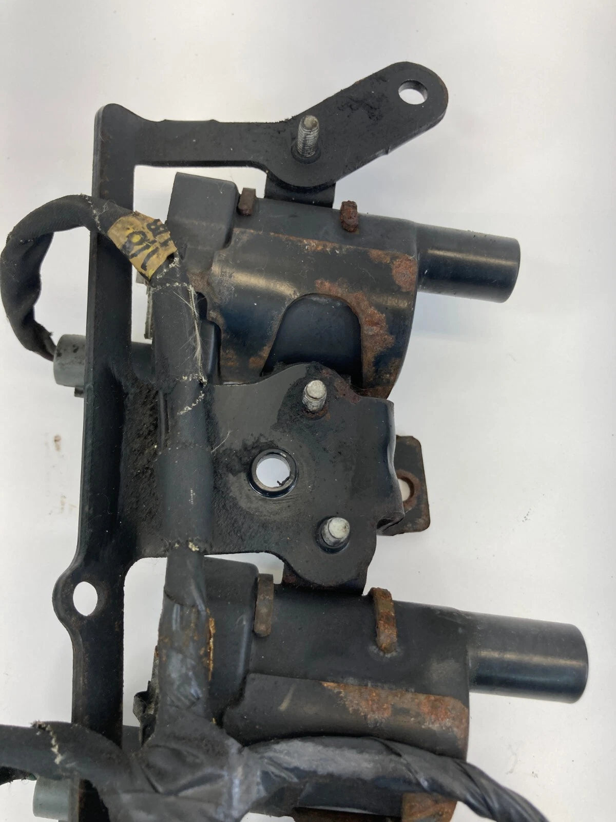 00-06 CHEVY TAHOE GMC YUKON LEFT ENGINE IGNITION COIL IGNITER PACK BRACKET SET