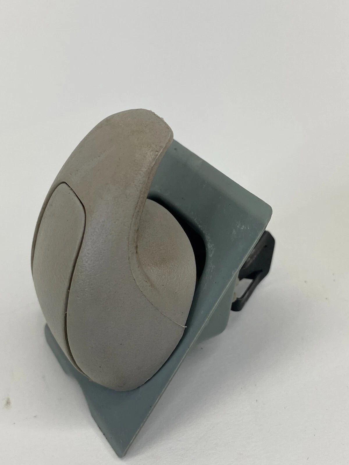 03 04 JEEP GRAND CHEROKEE REAR RIGHT INNER ROOF HANGER HOOK CLOTH CLIP 827644
