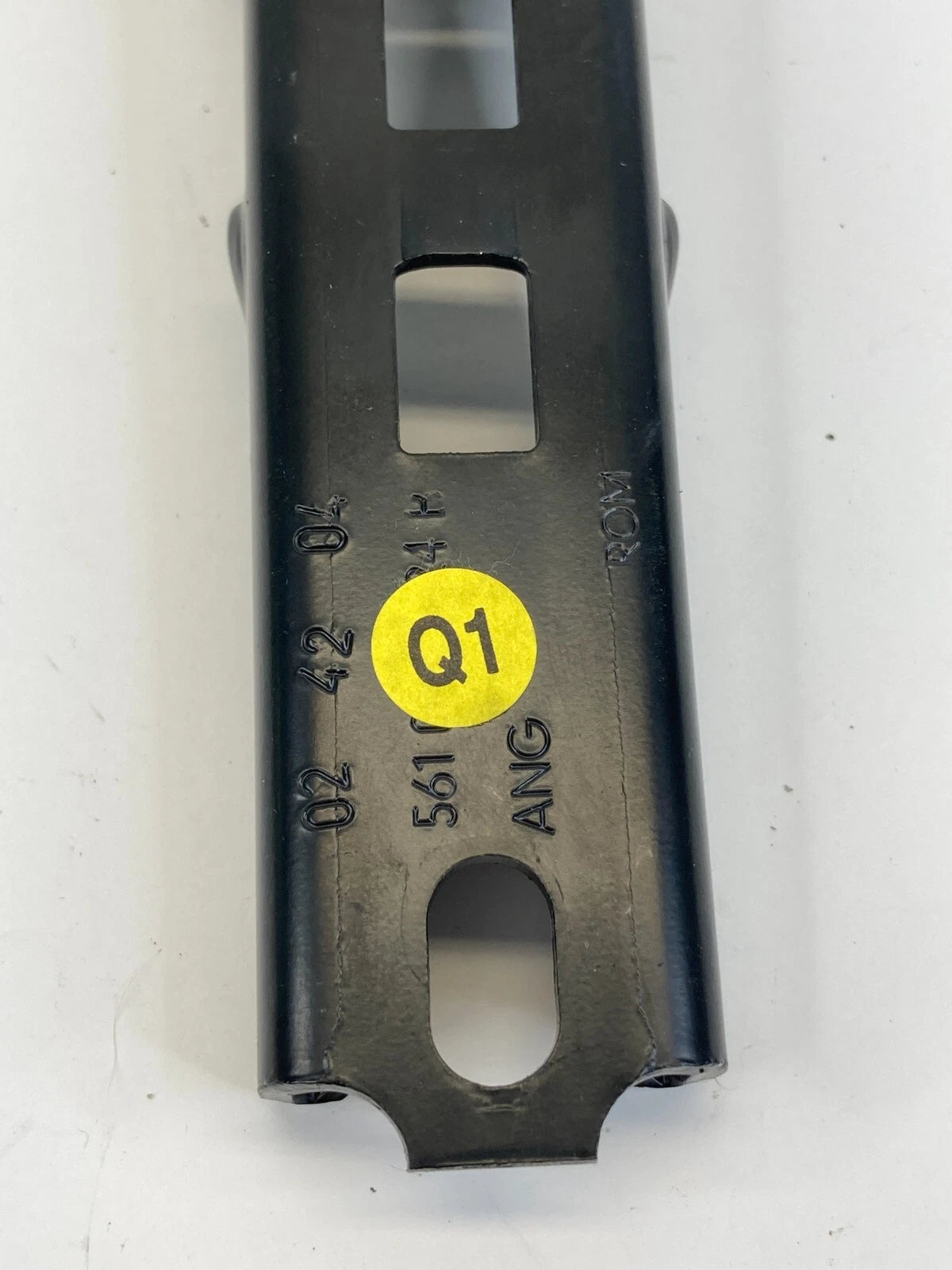 06 07 MERCEDES-BENZ ML500 FRONT RIGHT SIDE SEAT BELT HEIGHT ADJUSTER A2118600688