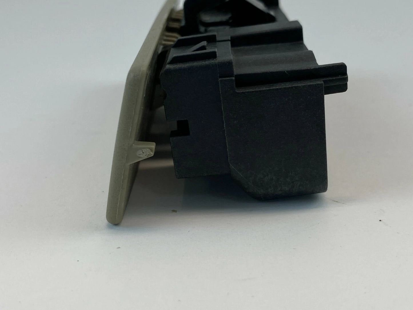 2007-2009 DODGE CALIBER FRONT RIGHT DASH GLOVER BOX LATCH HANDLE ASSEMBLY OEM
