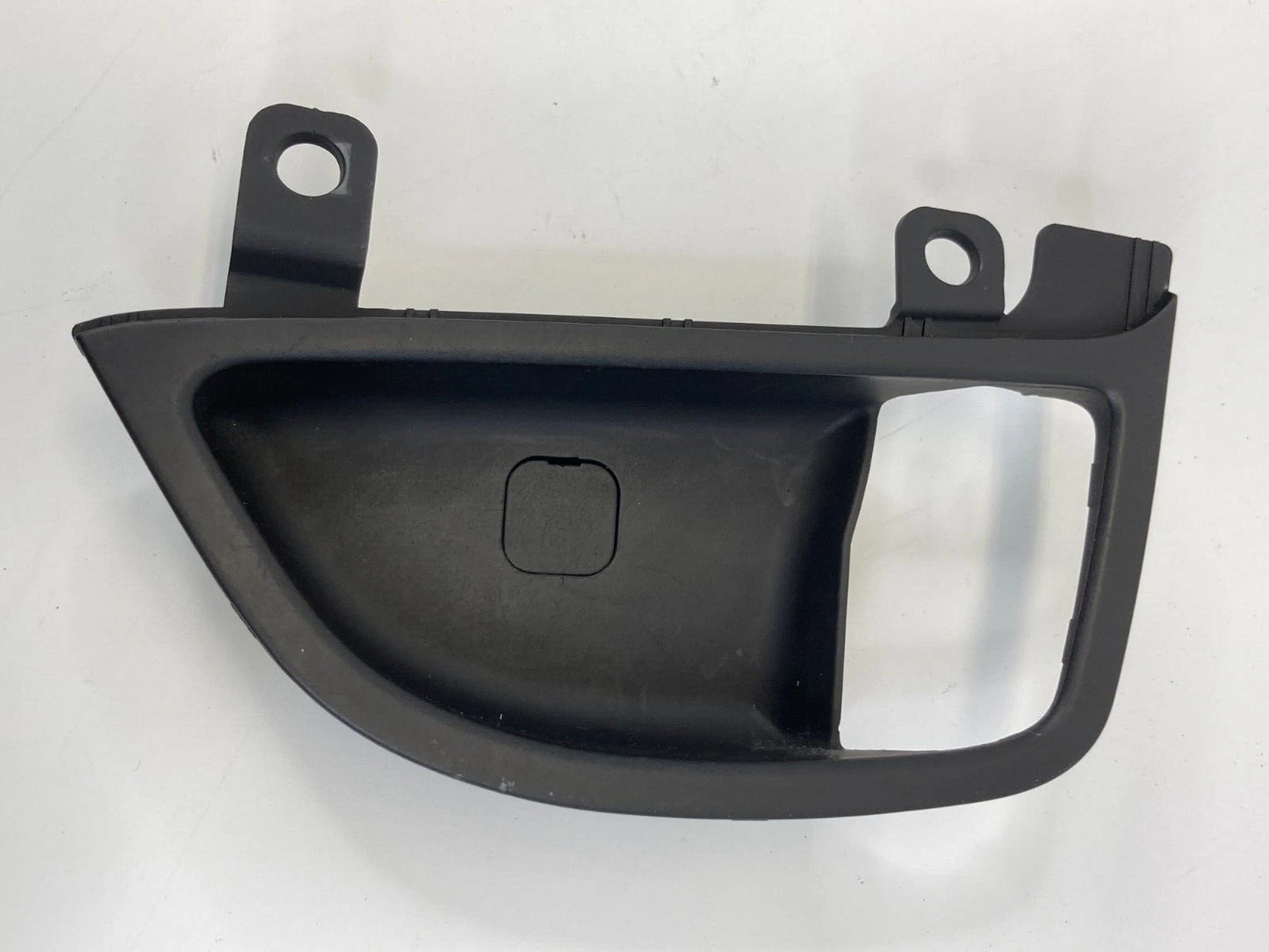 2011-2016 HYUNDAI ELANTRA FRONT RIGHT SIDE INSIDE DOOR HANDLE BEZEL 82621-MD000