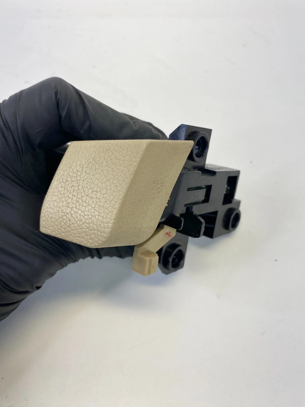 2012-2014 HYUNDAI ACCENT PASSENGER SIDE GLOVE BOX LATCH HANDLE LOCK BEIGE OEM