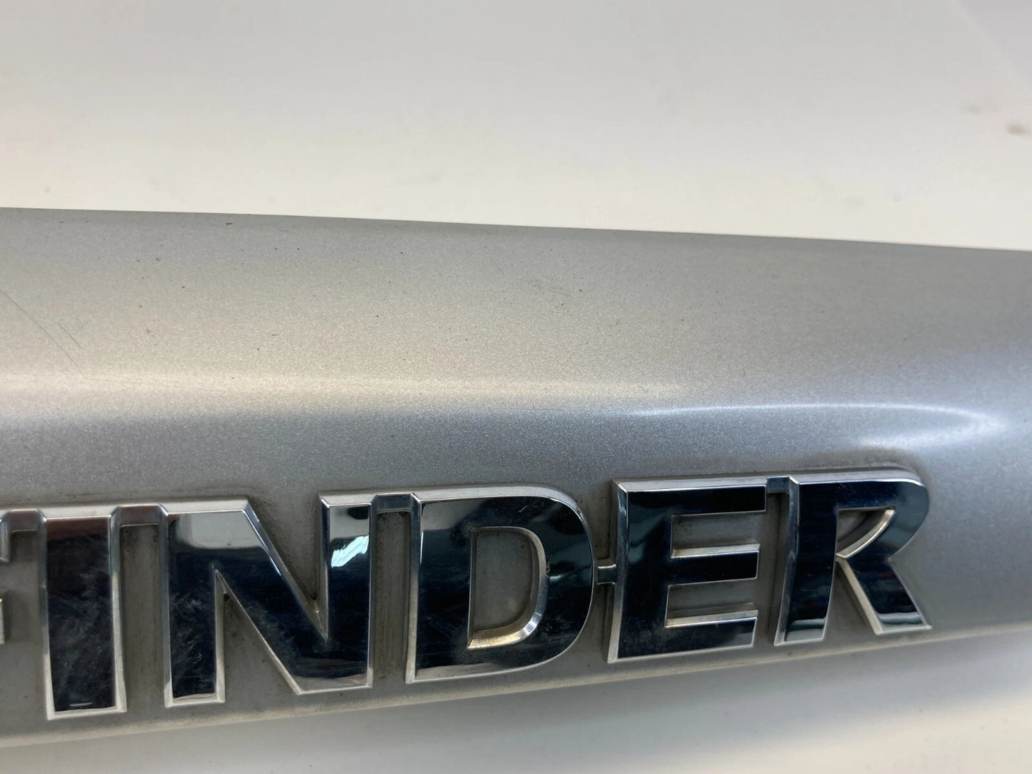 2000-2004 NISSAN PATHFINDER RR LIFTGATE LID LICENSE MOLDING GARNISH W/EMBLEM OEM