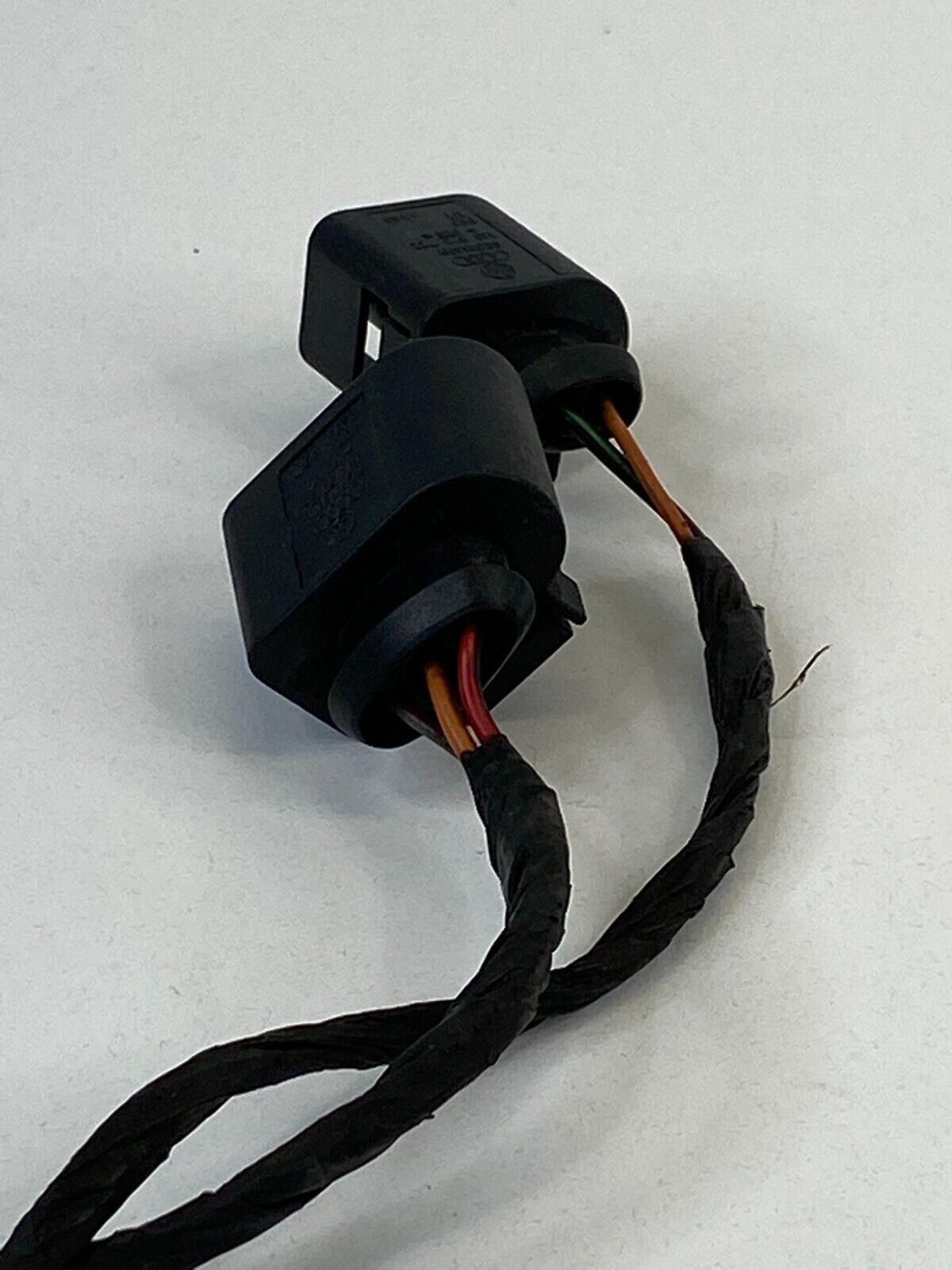 1998-2000 Volkswagen New Beetle Right Side Taillight Lamp Wiring Connector Plug