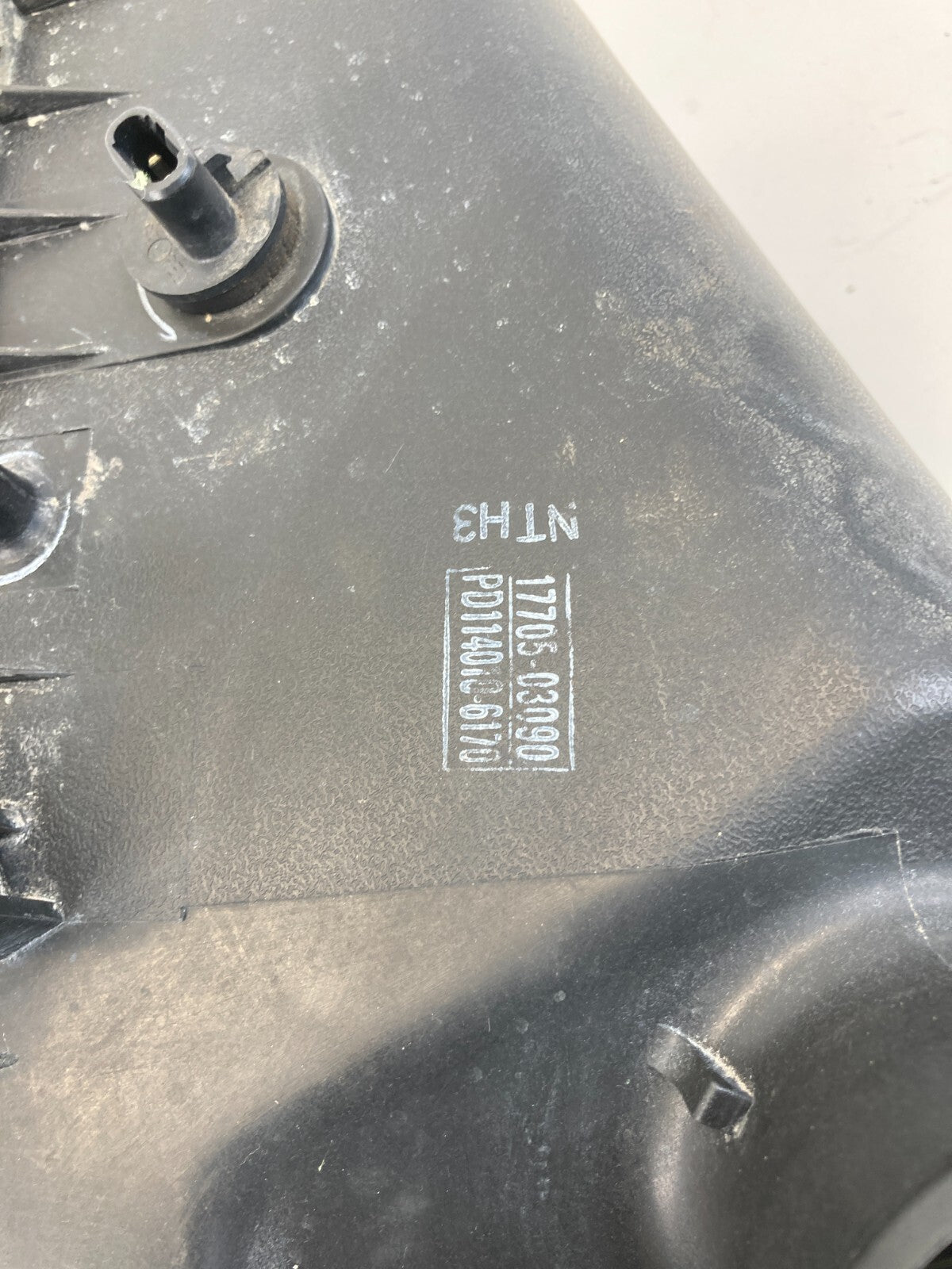 1997-1999 Toyota Camry Air Intake Cleaner Box Filter Assembly 17705-03090 OEM