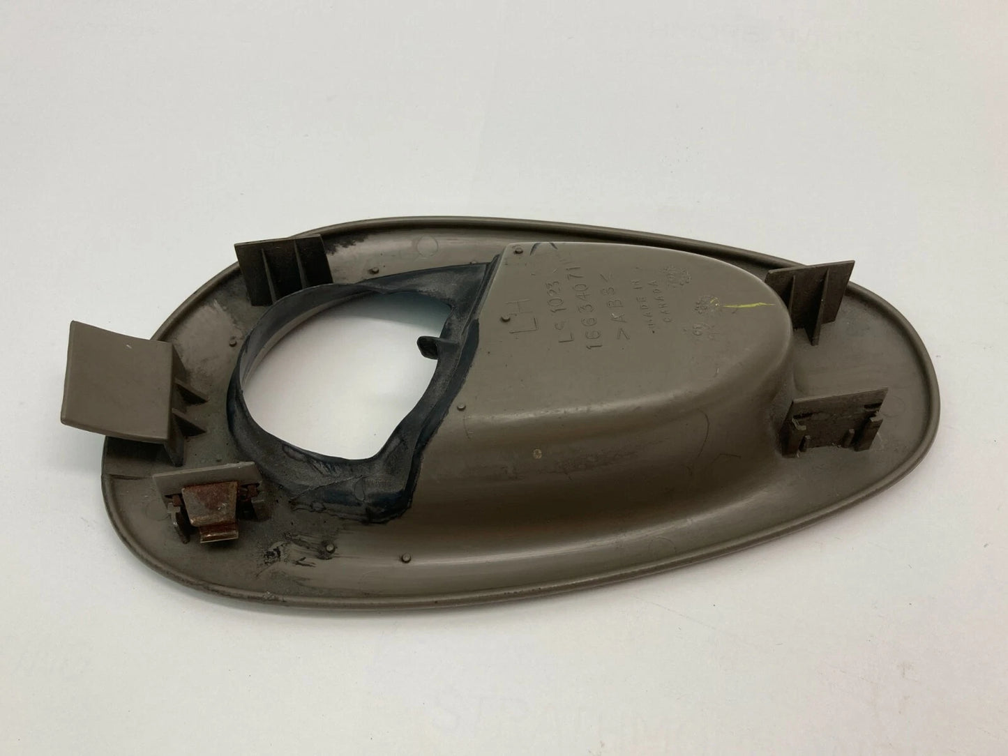 00-05 PONTIAC BONNEVILLE REAR LEFT DOOR INNER DOOR HANDLE BEZEL TRIM 16634071