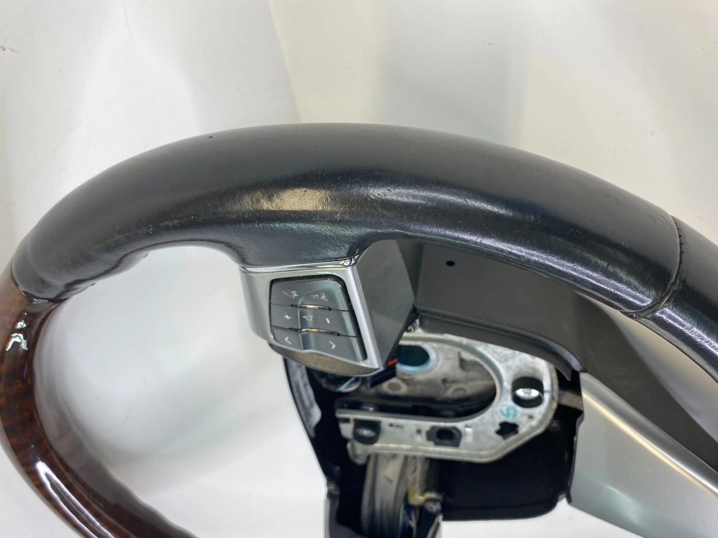 2010 10 CADILLAC SRX STEERING WHEEL W/ CRUISE CONTROLS 20857504 OEM