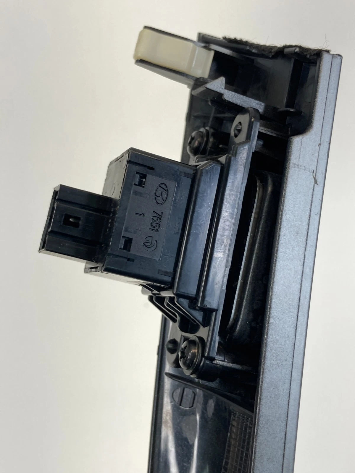 09 10 HYUNDAI SONATA CENTER CONSOLE RIGHT SIDE HEATED SEAT SWITCH W/ BEZEL OEM